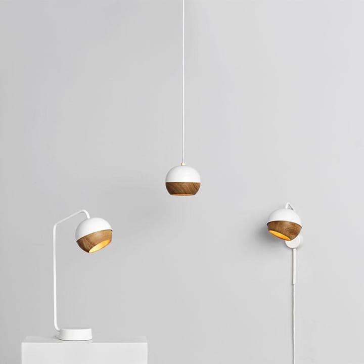 Ray bordlampe, black, detalj i eik på skjermen Mater