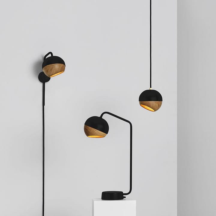 Ray bordlampe, black, detalj i eik på skjermen Mater