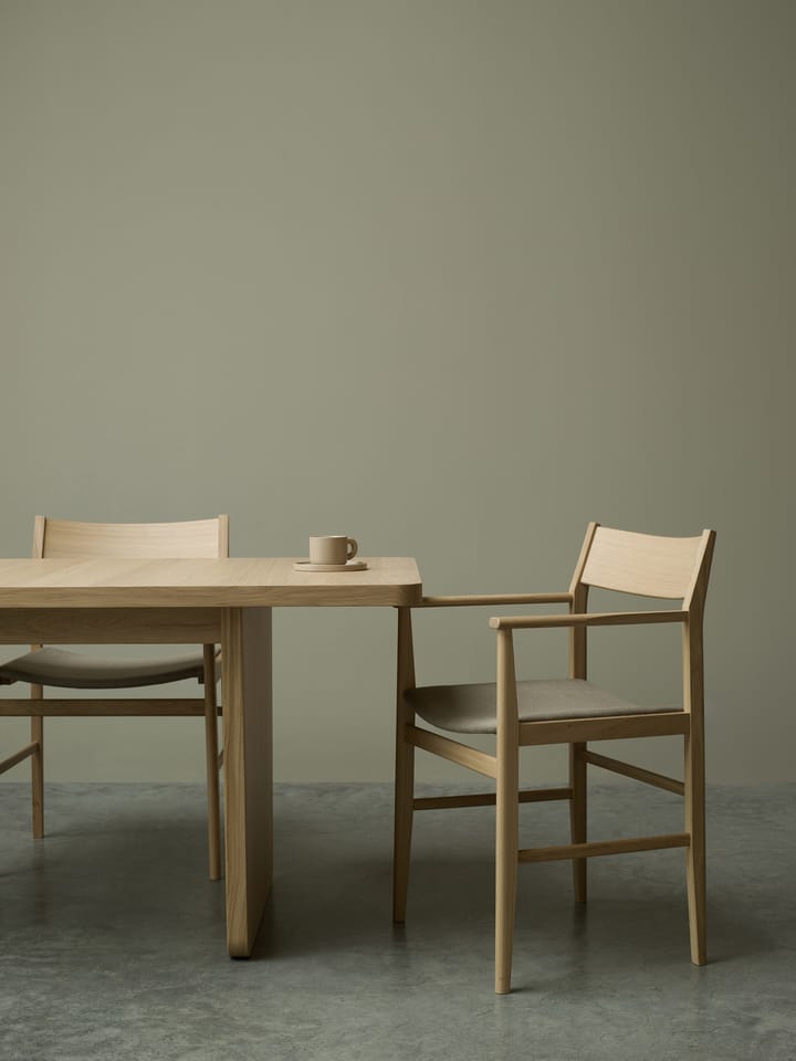 Siza armlenestol, Hvitpigmentert eik-lin sete Mavis