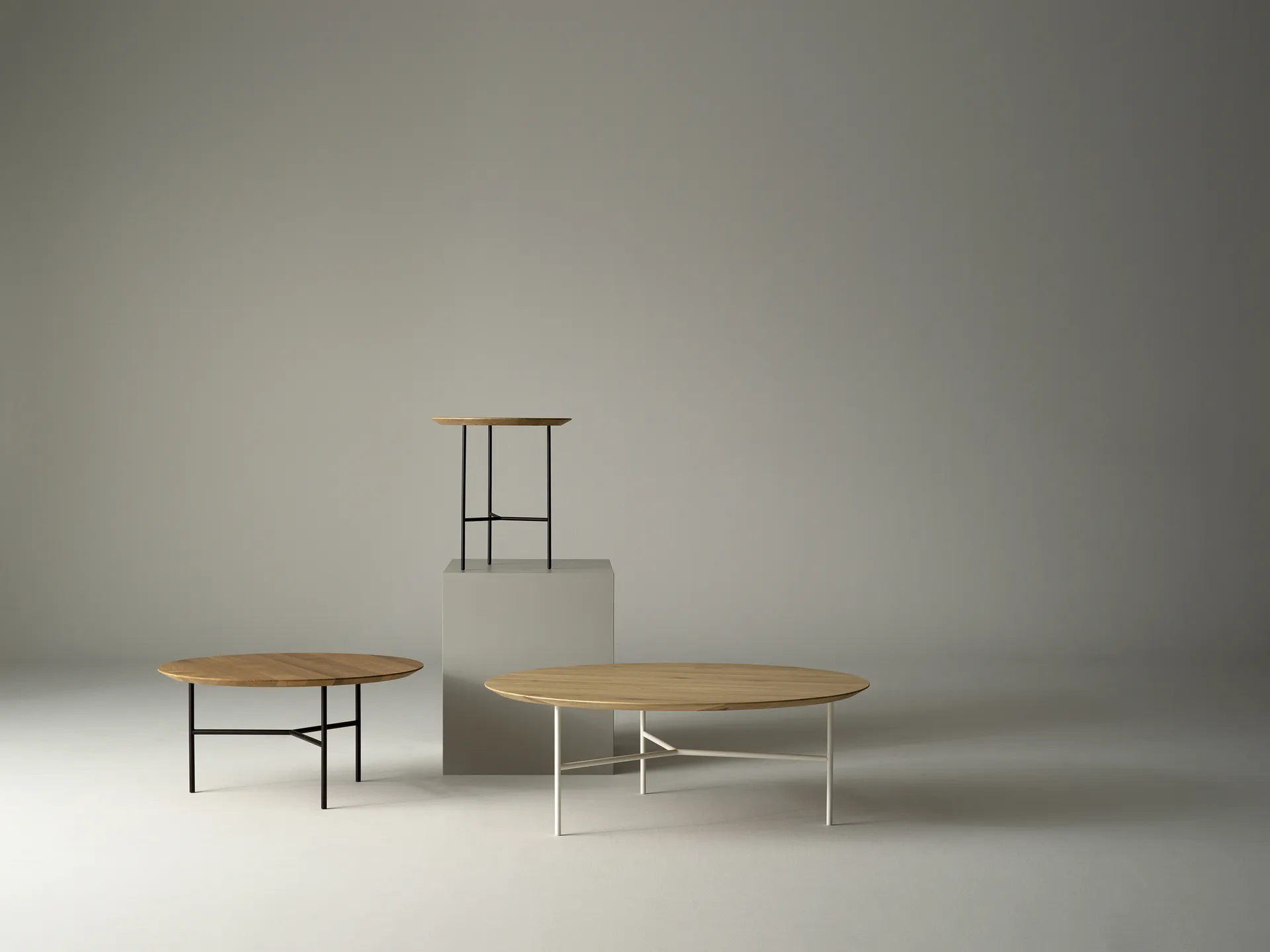 Tribeca sidebord, eik lakk, satinkrommede ben, ø47 cm Mavis