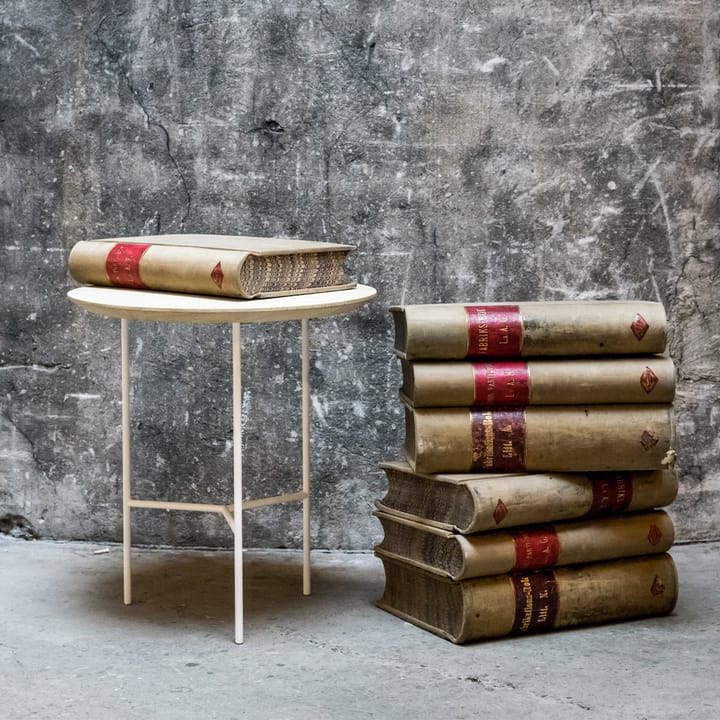 Tribeca sidebord, eiklakk, svarte ben, ø47 cm Mavis