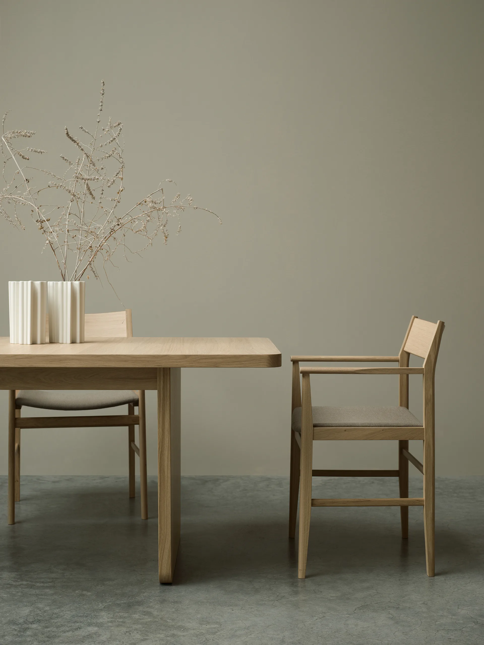 Vaud spisebord, Hvittpigmentert eik, 2 stk ilegg Mavis