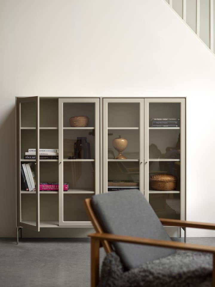 Volt vitrineskap 130 cm beige, Detaljer i rustfritt stål Mavis
