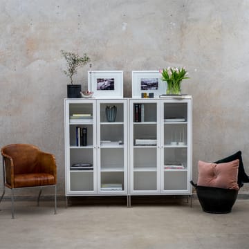 Volt vitrineskap 130 cm hvitlakk - Detaljer i rustfritt stål - Mavis
