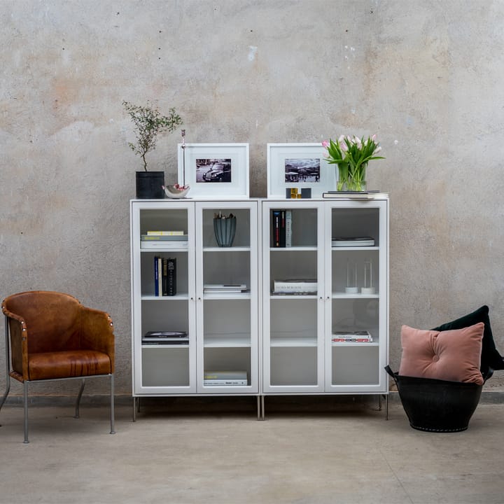 Volt vitrineskap 130 cm hvitlakk, Detaljer i rustfritt stål Mavis