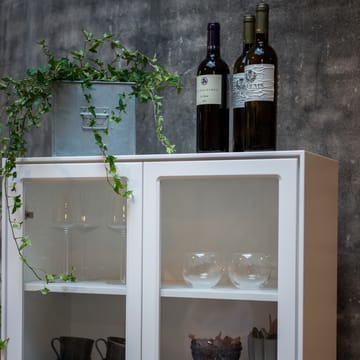 Volt vitrineskap 130 cm hvitlakk - Detaljer i rustfritt stål - Mavis
