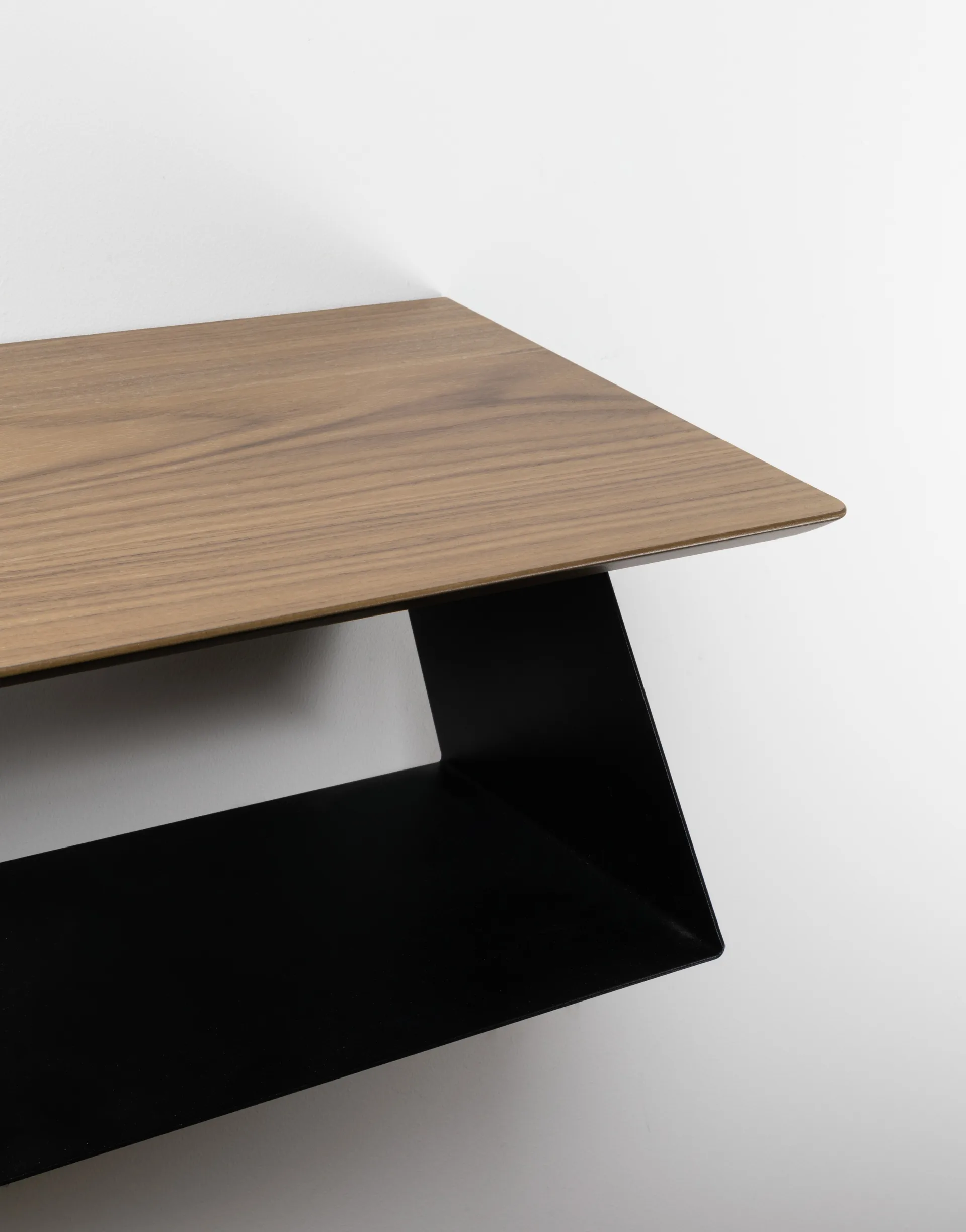 Edgy hylle, Svart, valnøtt Maze