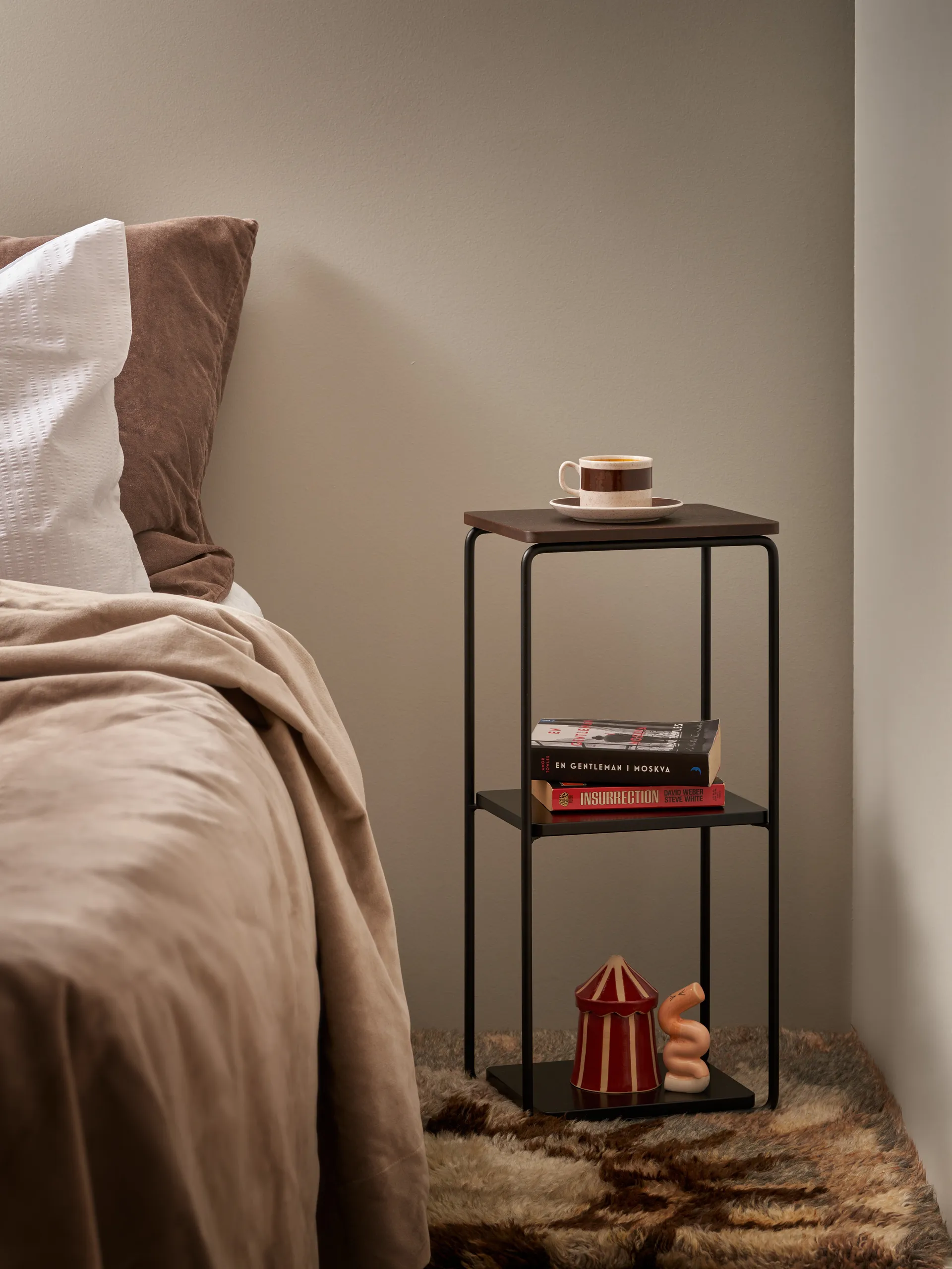 Mixrack Floor Shelf S hylle 26 x 19 x 57,2 cm, Stained oak-black Maze