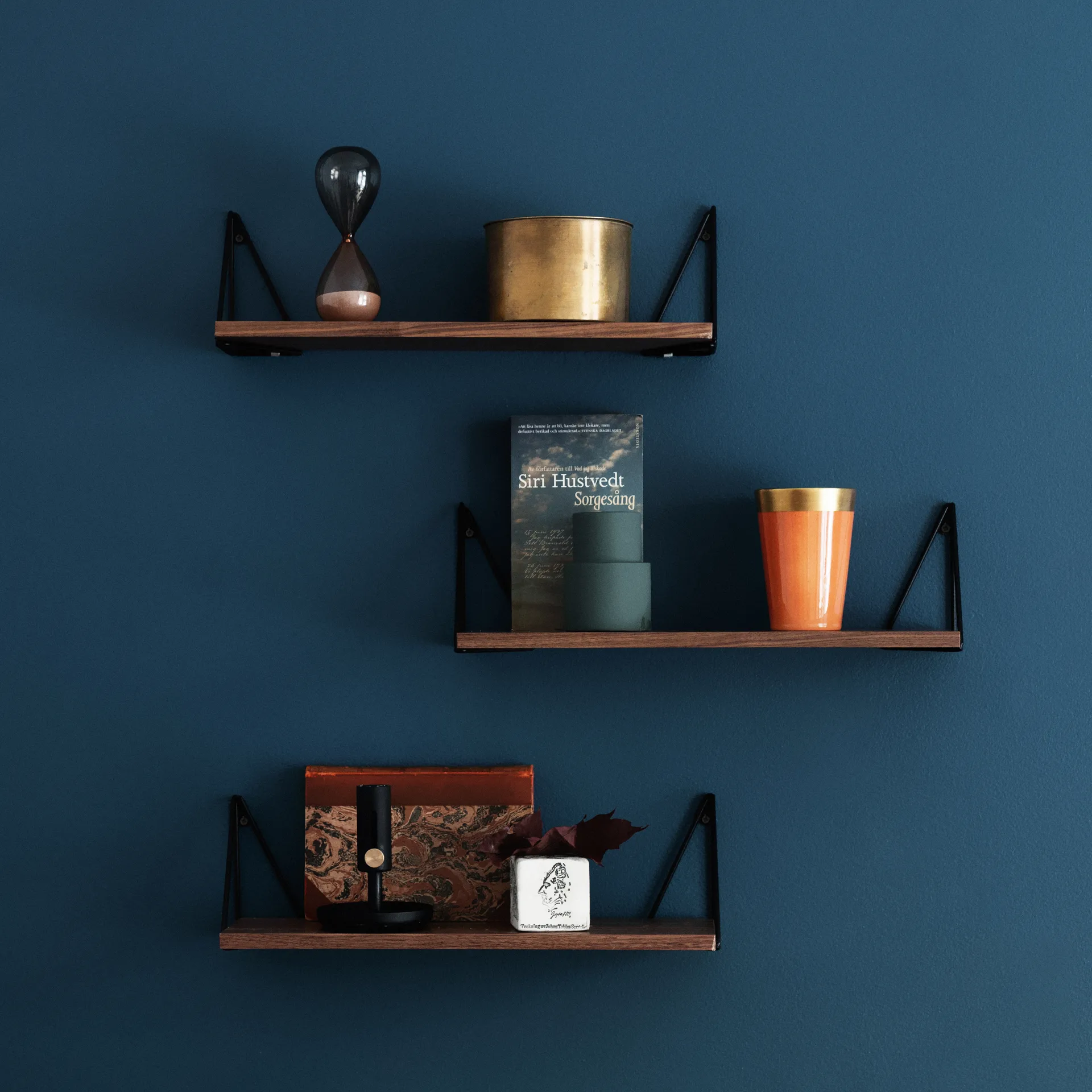 Pythagoras XS hylle, valnøtt, svart Maze