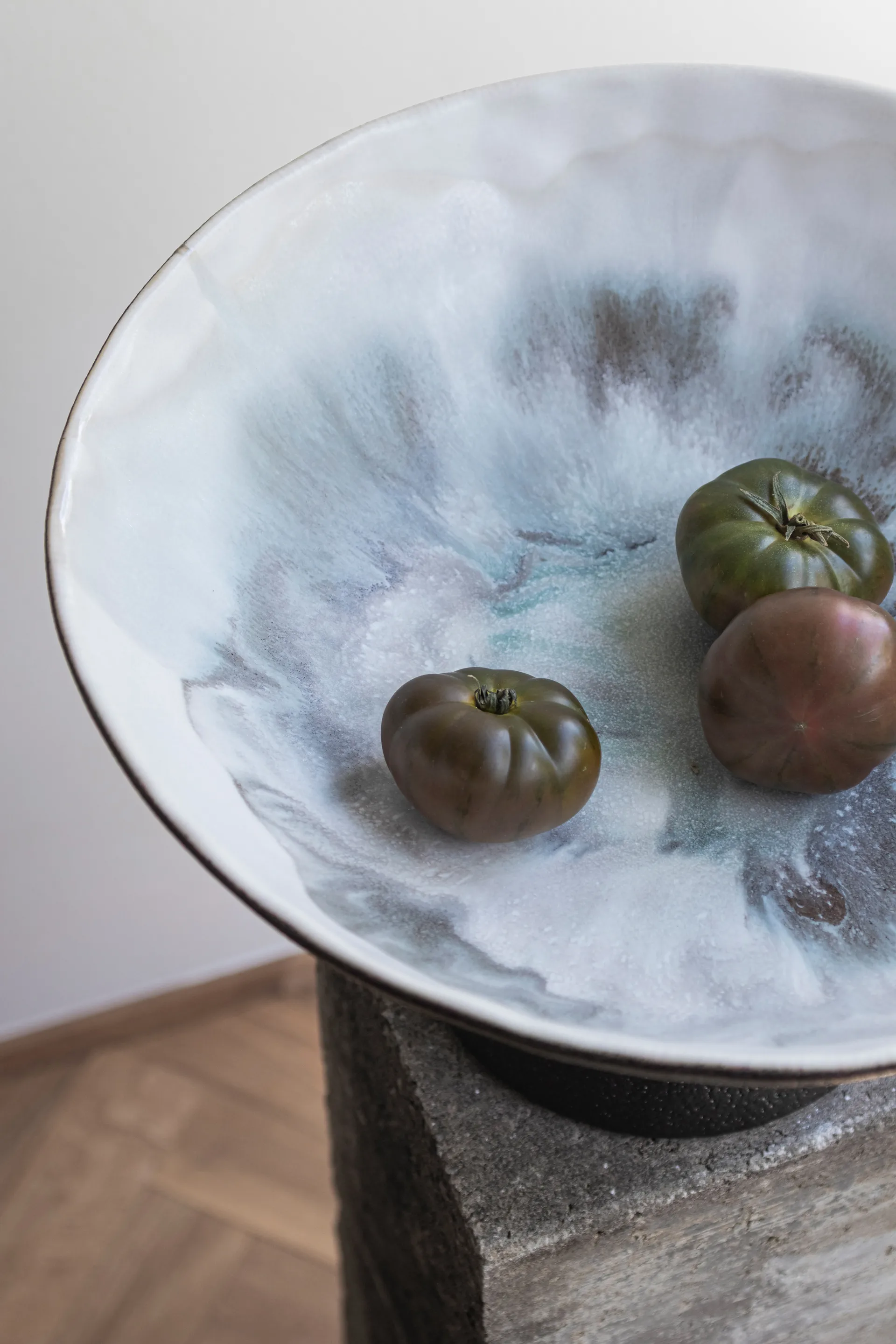 By Hand skål på fot Ø31,5x20 cm, Off-white Mette Ditmer