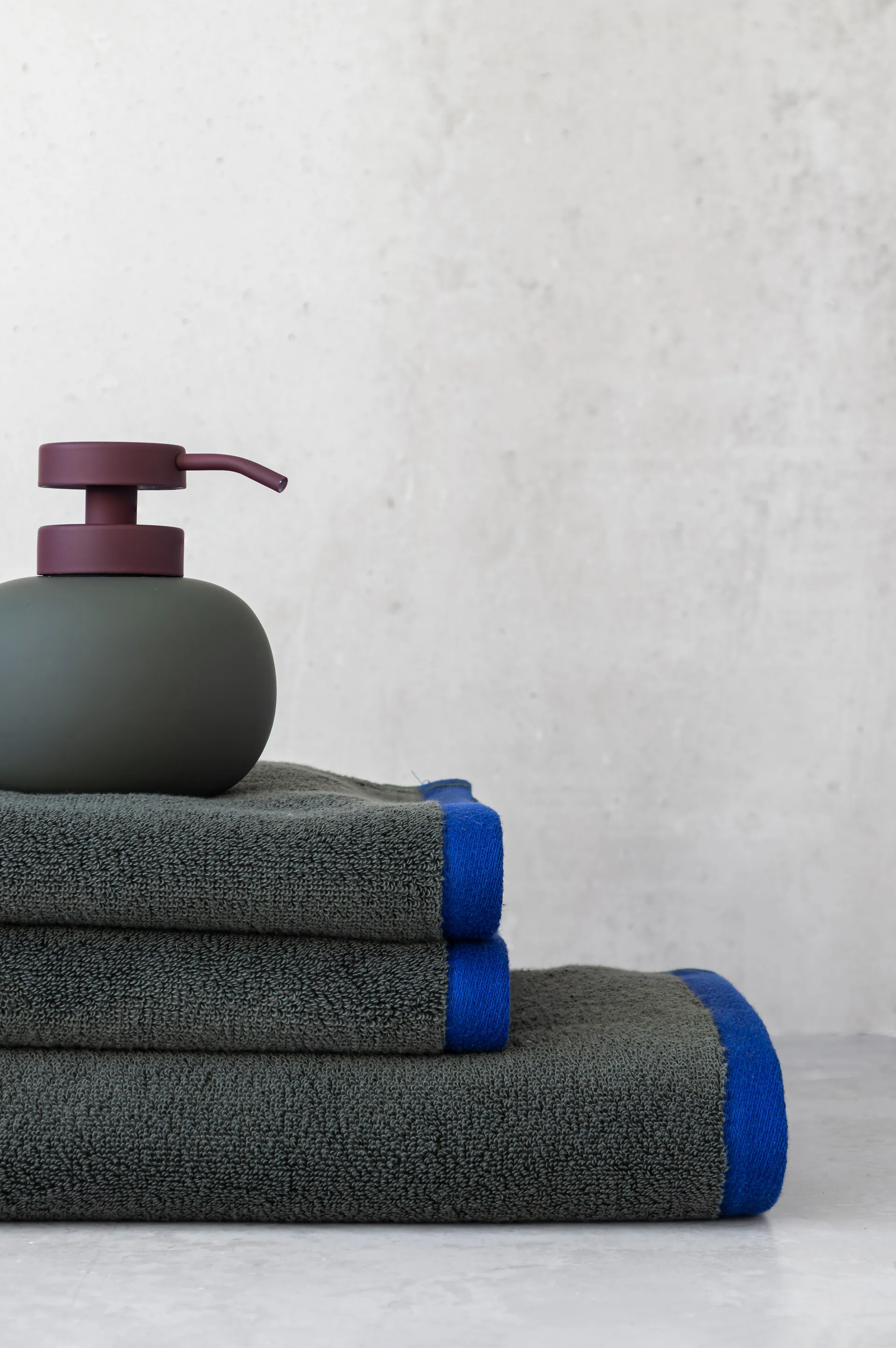 Lotus play såpedispenser lav, inkl 2 pumpehoder, Dark olive Mette Ditmer