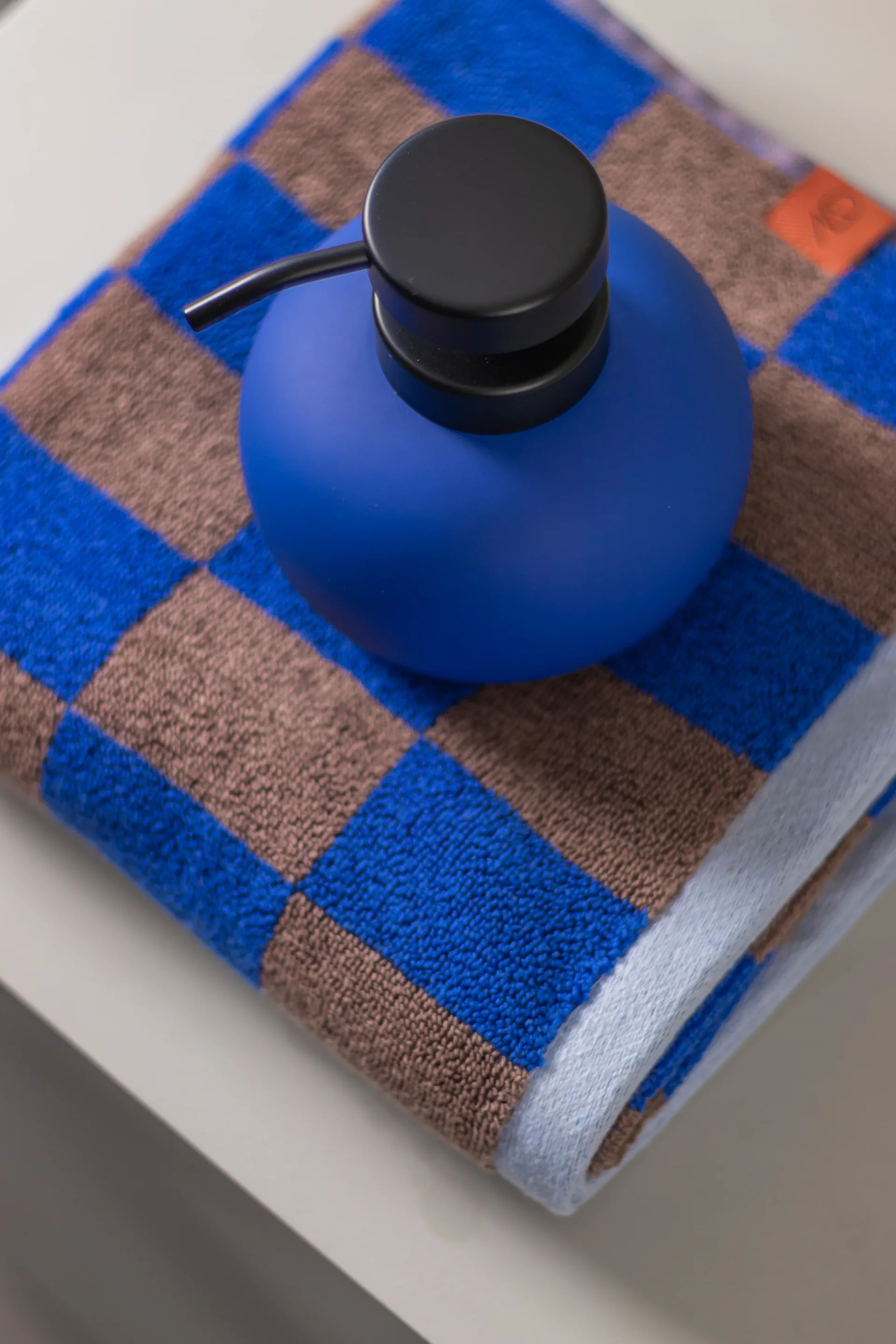 Lotus såpedispenser, Cobalt Mette Ditmer