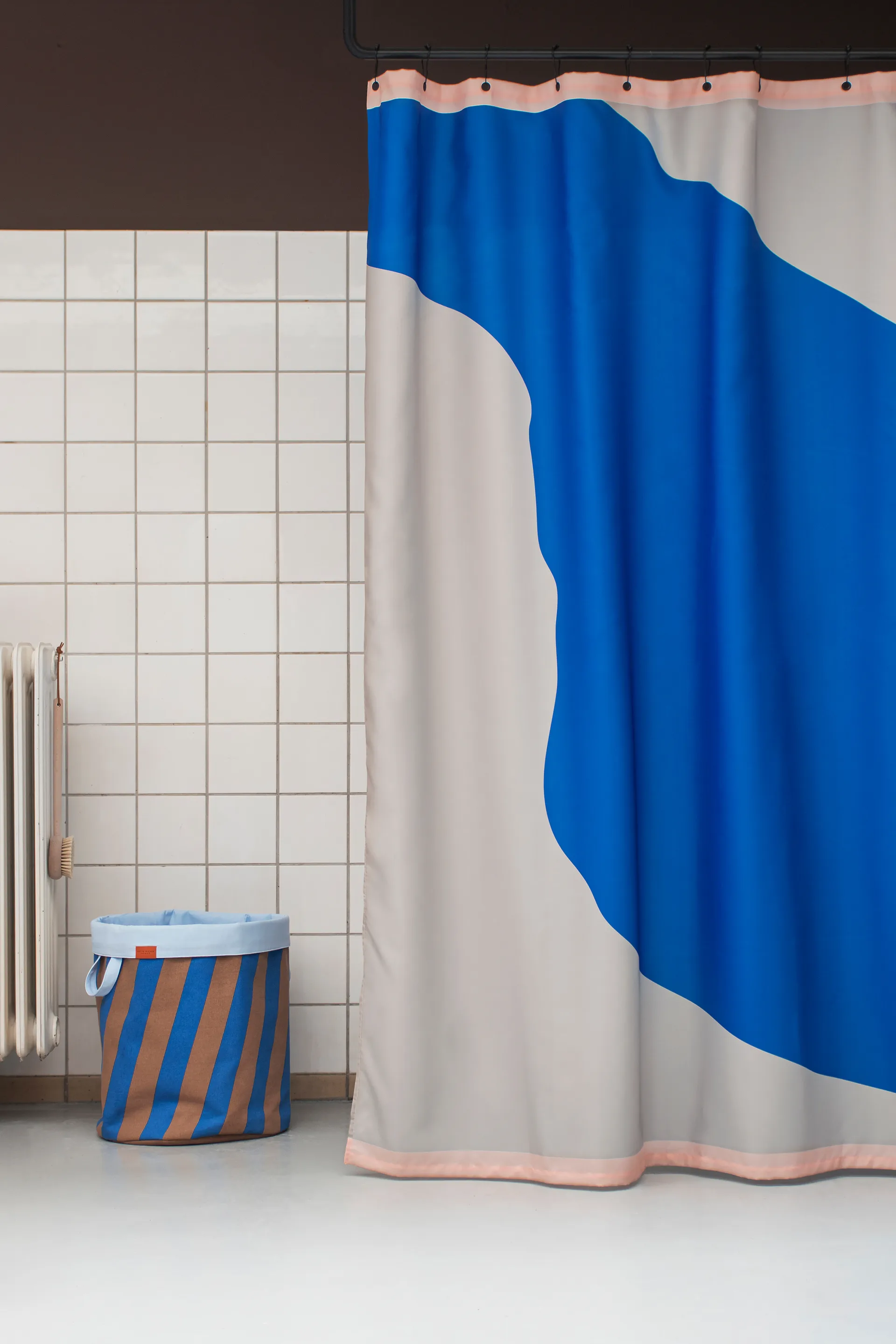 Nova Arte dusjforheng 150 x 200 cm, Light grey-cobalt Mette Ditmer