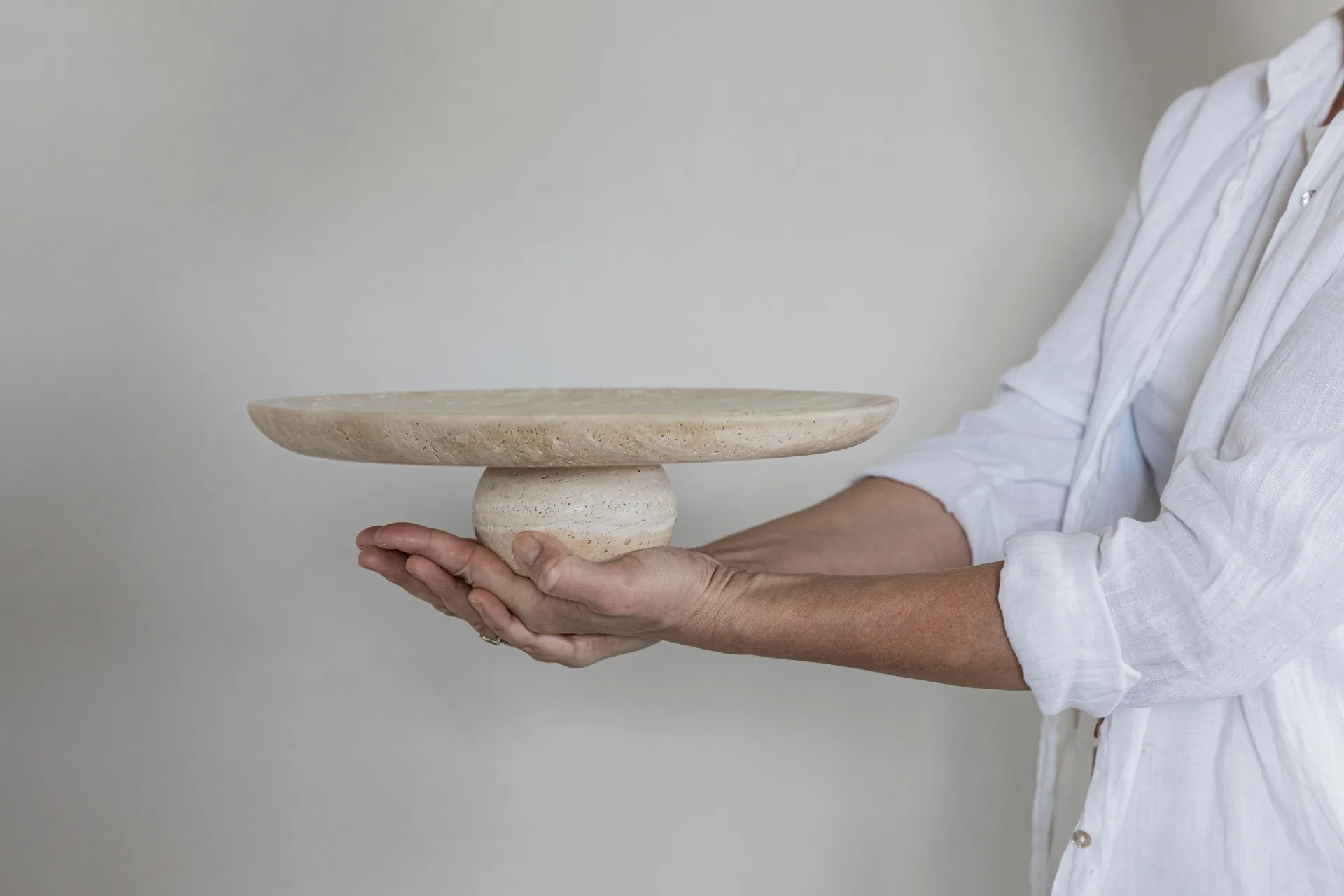 Travertin pidestall, Linen, Ø32x8,5 cm Mette Ditmer