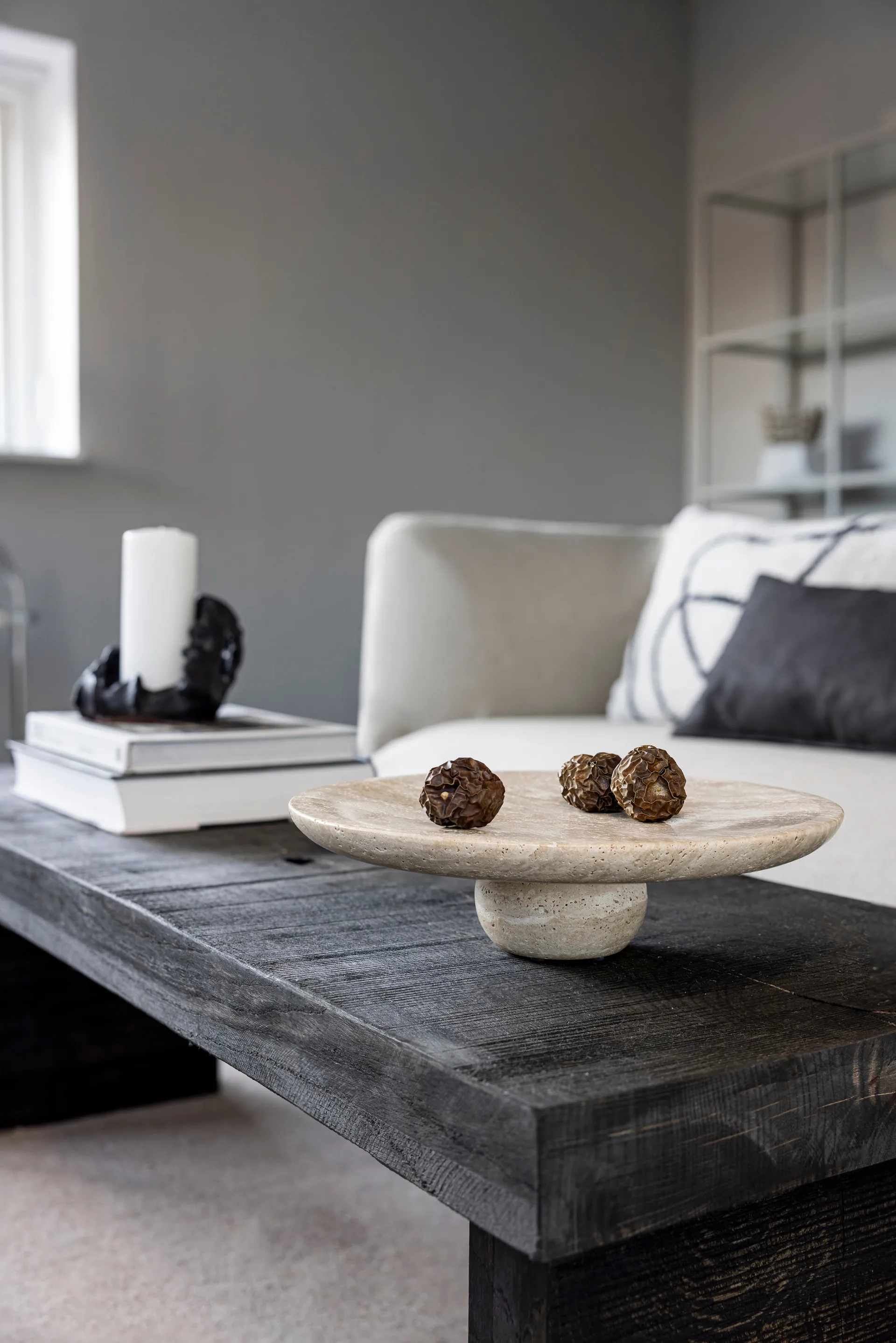 Travertin pidestall, Linen, Ø32x8,5 cm Mette Ditmer