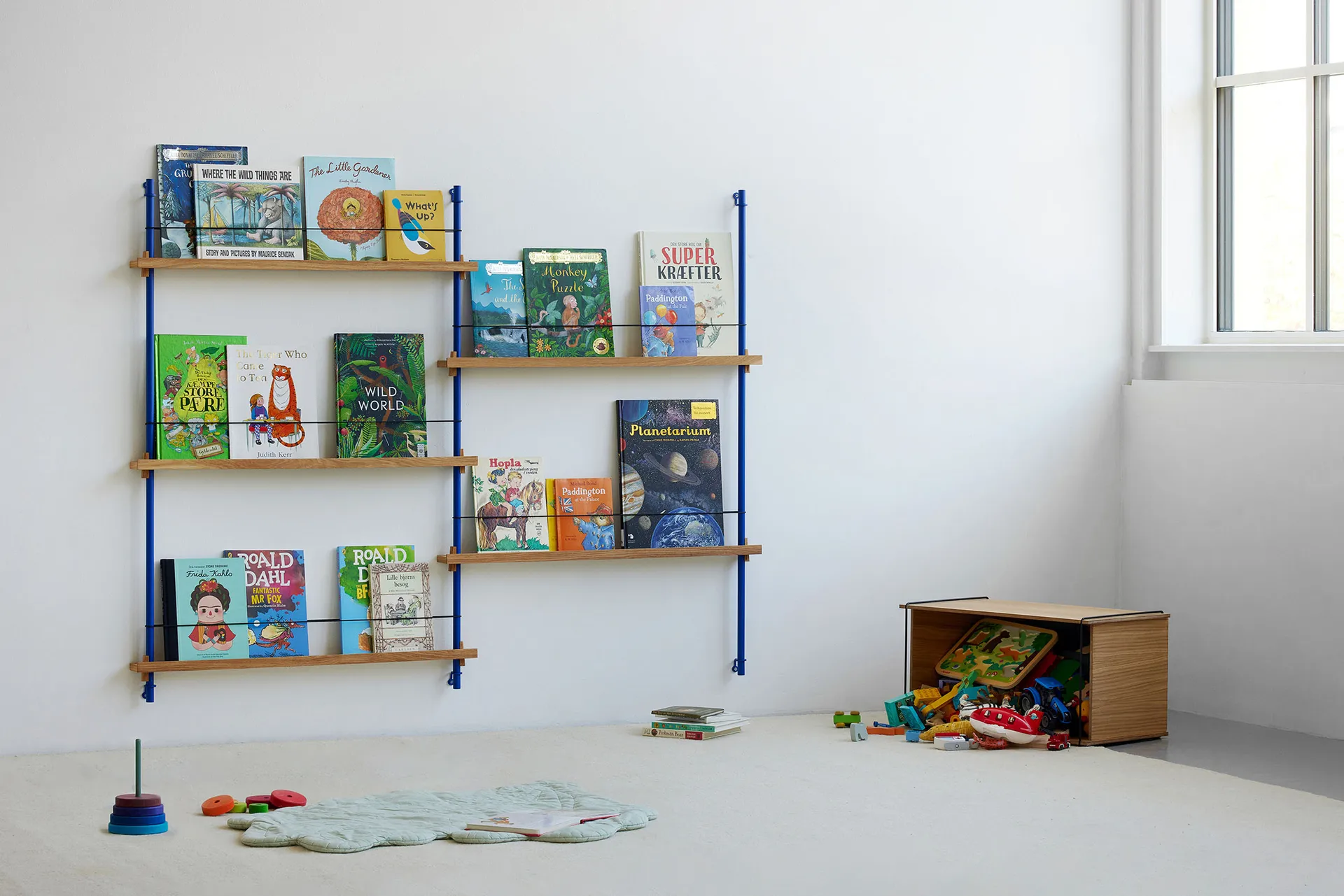 Magazine Shelving avisstativ, Røkt eik-rustfritt stål, 85x65x7 cm, MS.65.1 MOEBE