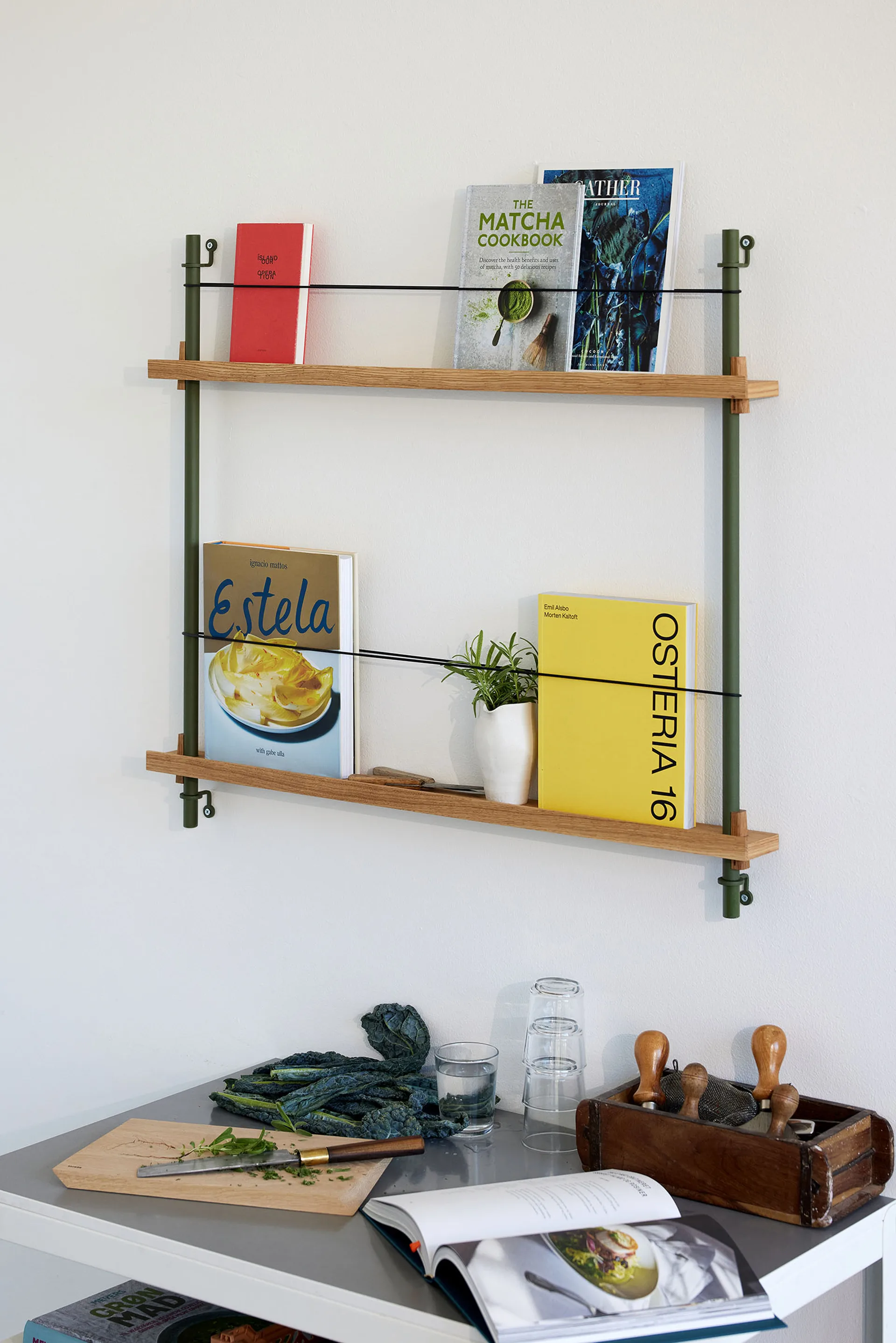 Magazine Shelving avisstativ, Røkt eik-warm grey, 85x180x7 cm, MS.180.1 MOEBE