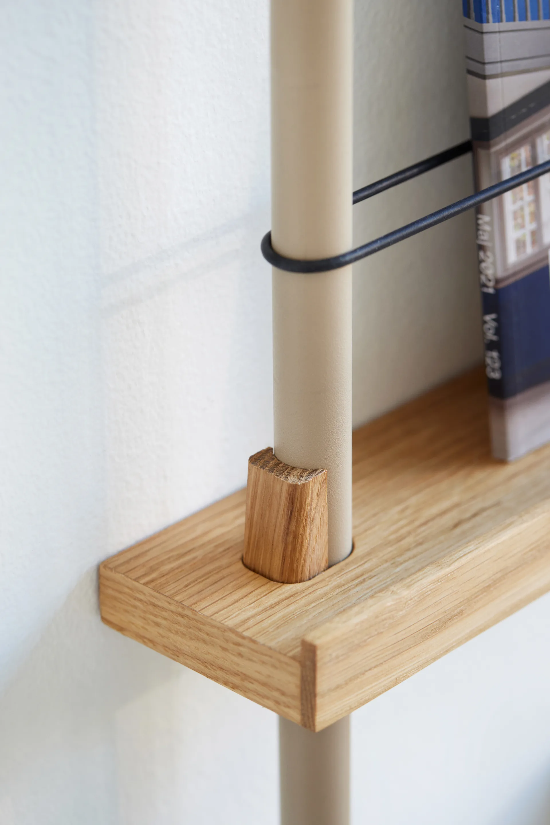 Moebe avisholder, Smoked oak-grey MOEBE