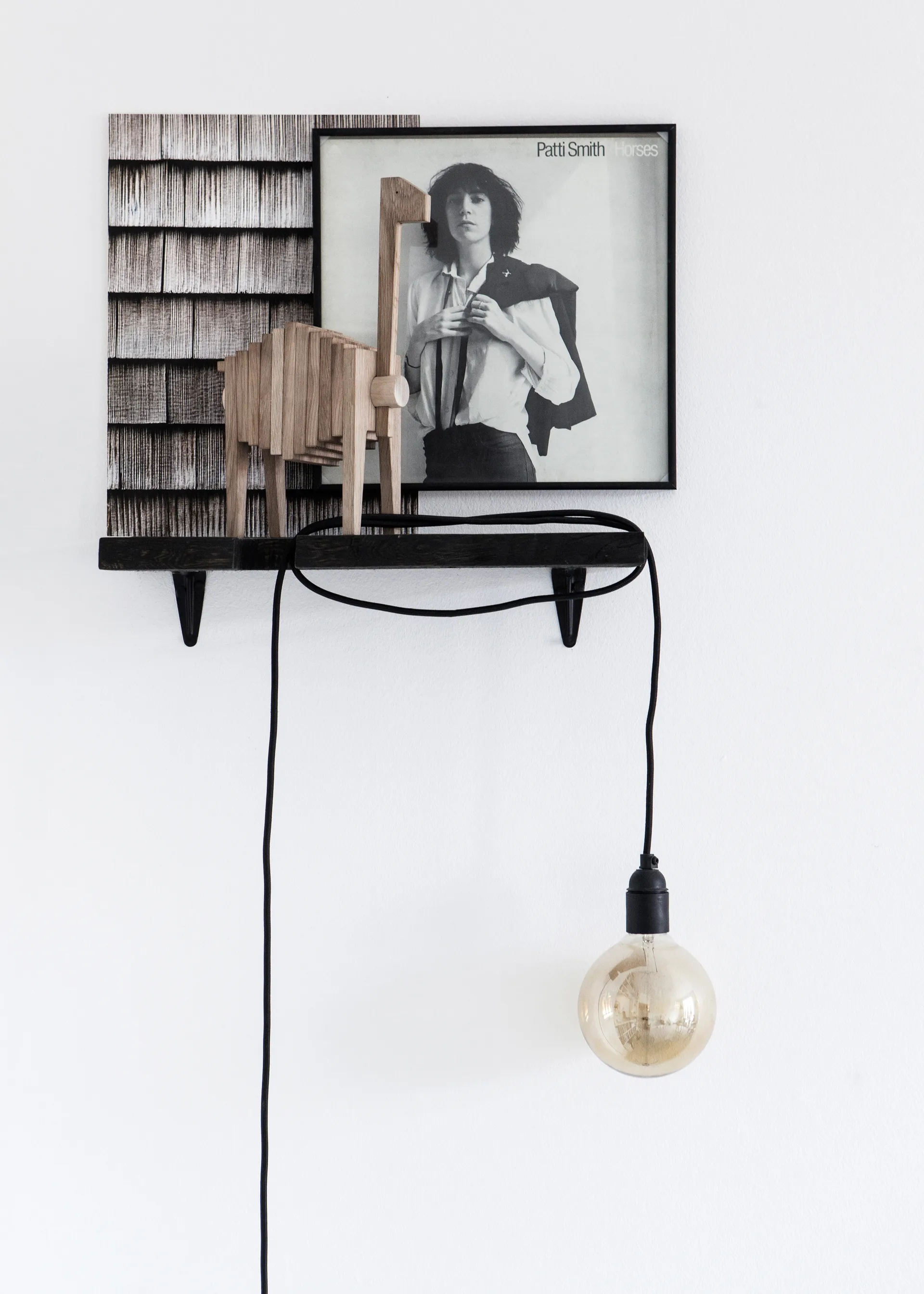 Polygrif skulptur i eik 21 x 32 cm, Wood, black MOEBE