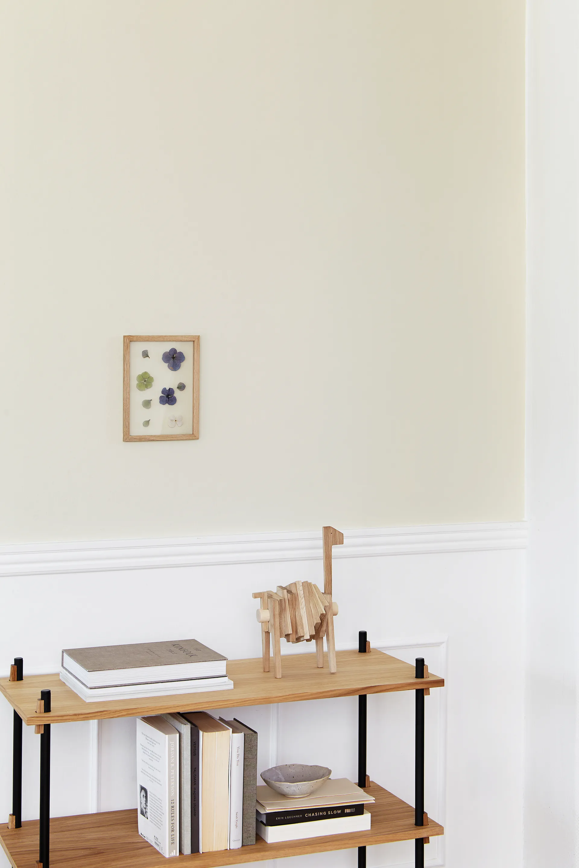 Polygrif skulptur i eik 21 x 32 cm, Wood, black MOEBE