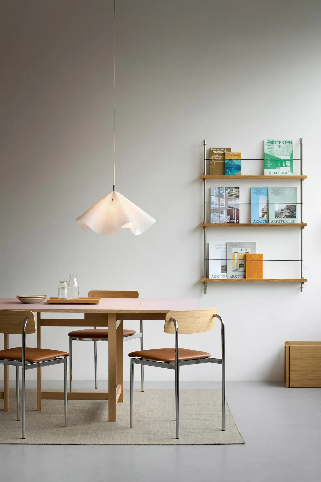 Sinuate pendel, White-brass, medium Ø60x30 cm MOEBE