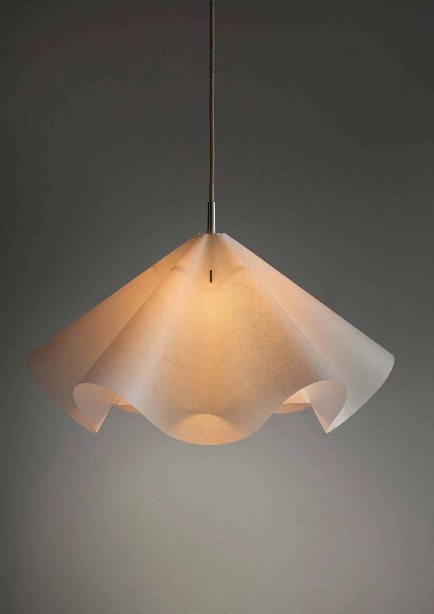 Sinuate pendel, White-brass, medium Ø60x30 cm MOEBE