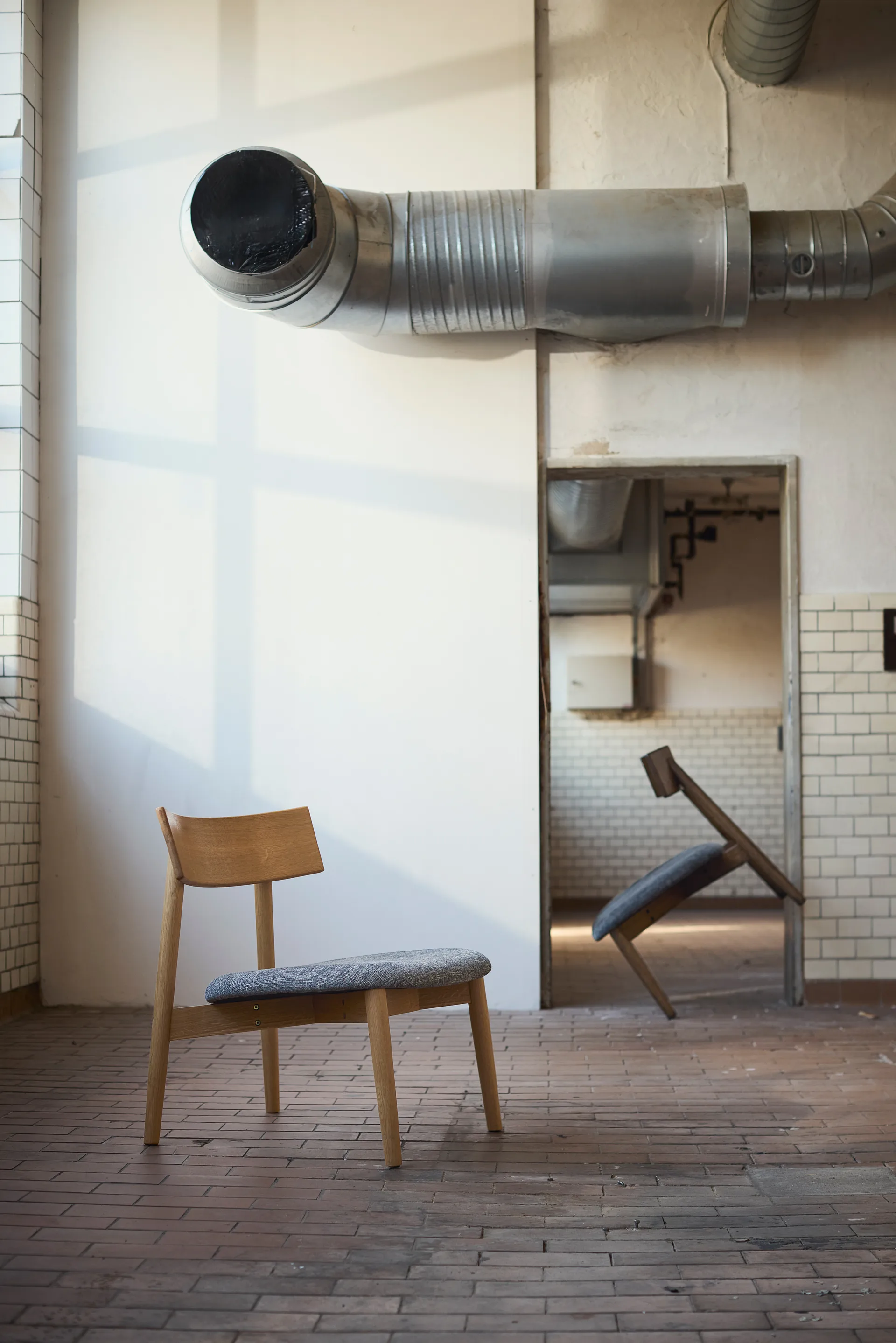 Tetra lounge chair, Betongfarget stoff-naturoljet eik MUUBS
