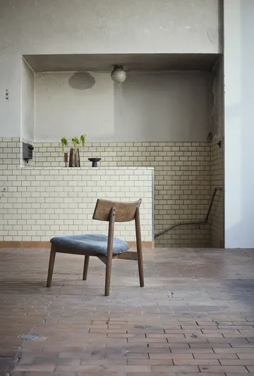 Tetra lounge chair - Granittfarget stoff-mørkoljet eik - MUUBS