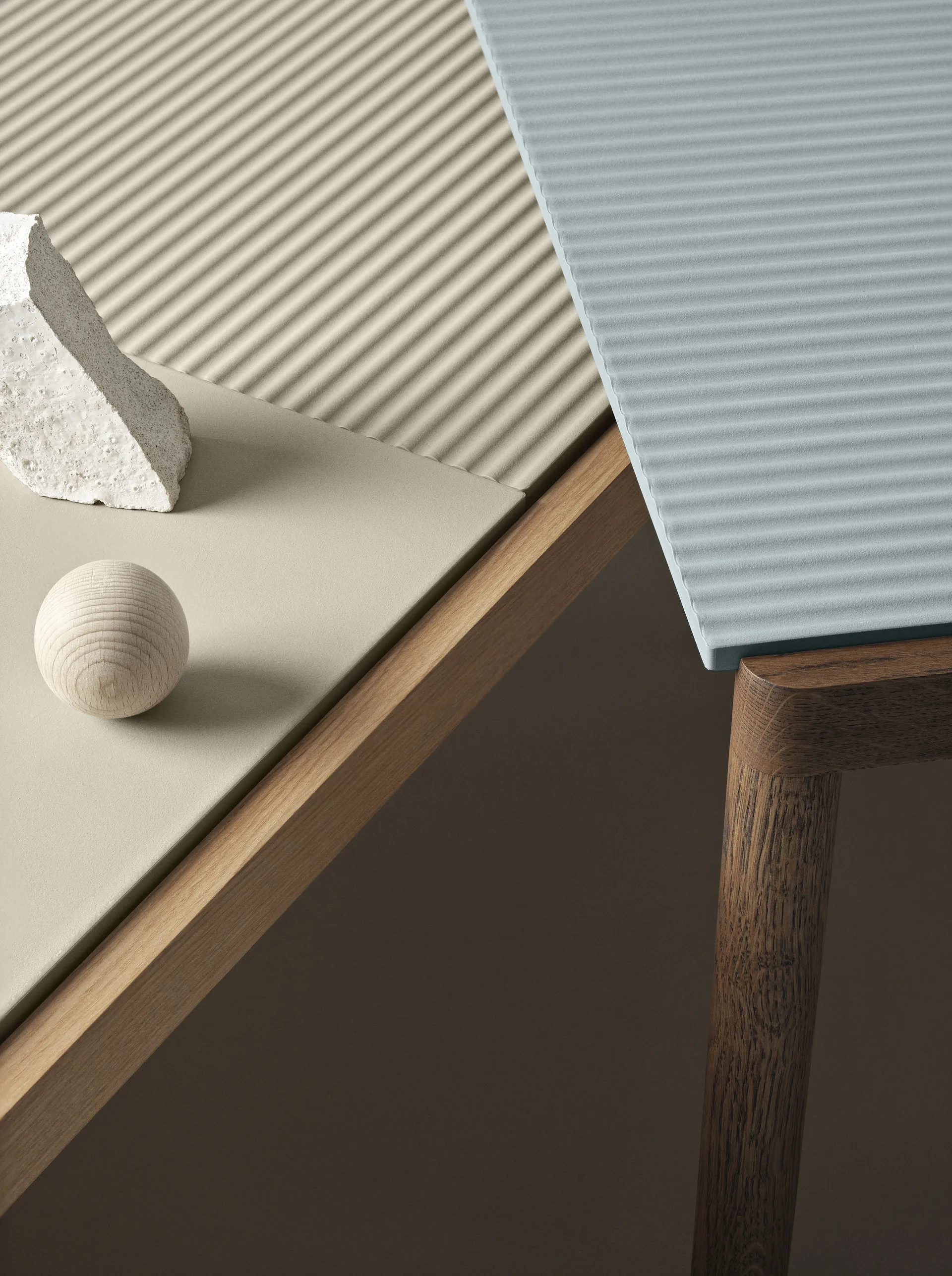 Couple 1 Wavy salongbord 40 x 84 x 40 cm, Pale blue-dark oiled oak Muuto