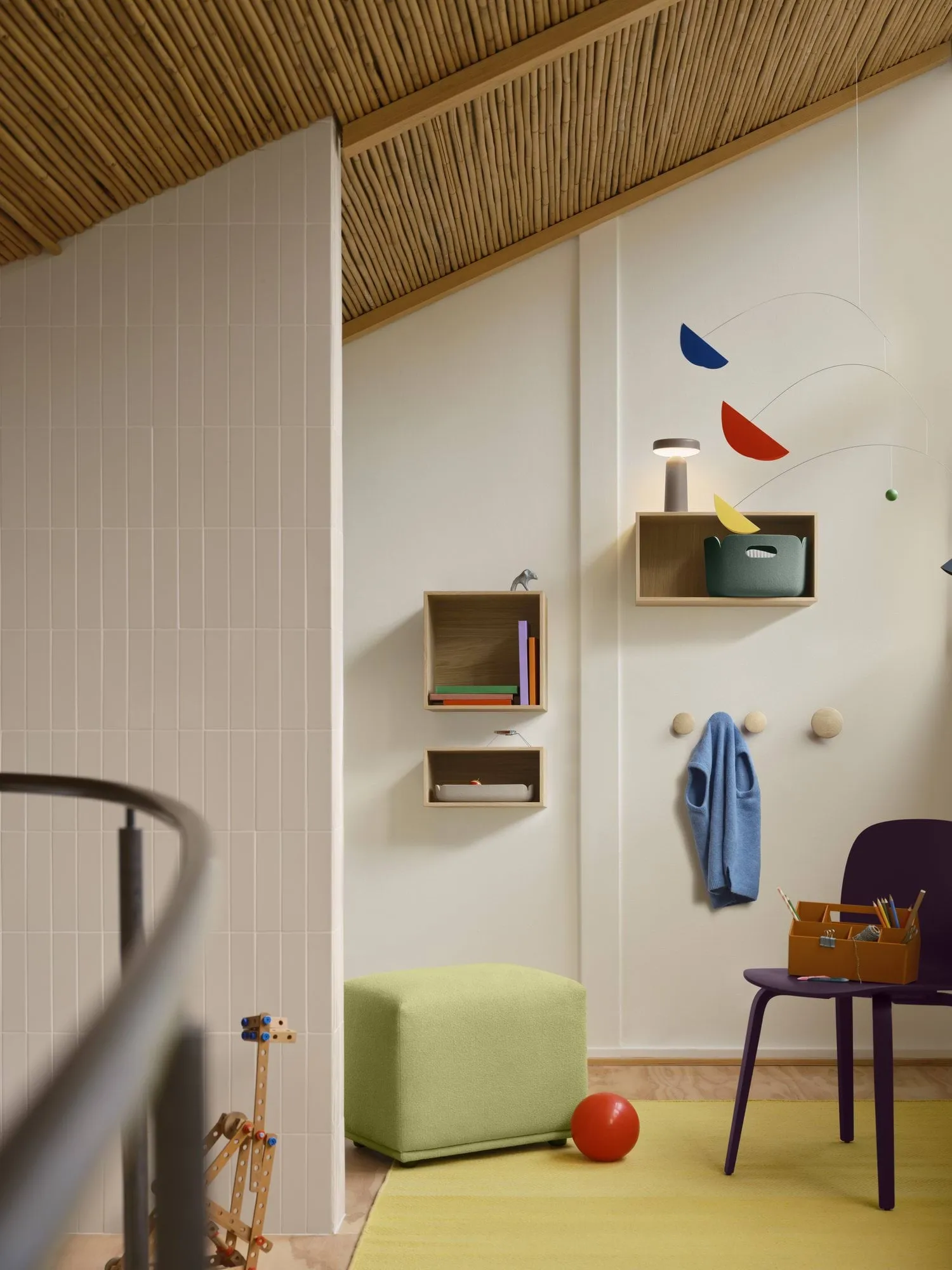 Dots Wood knagg, Light olive, Ø9 cm Muuto