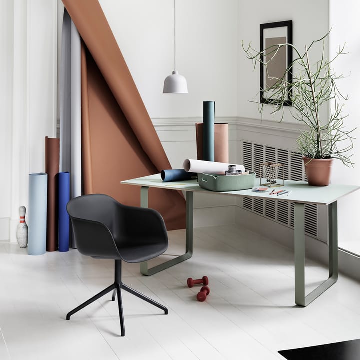 Fiber armchair med dreibar kontorfot som kan svinges, white, hvitt stativ Muuto