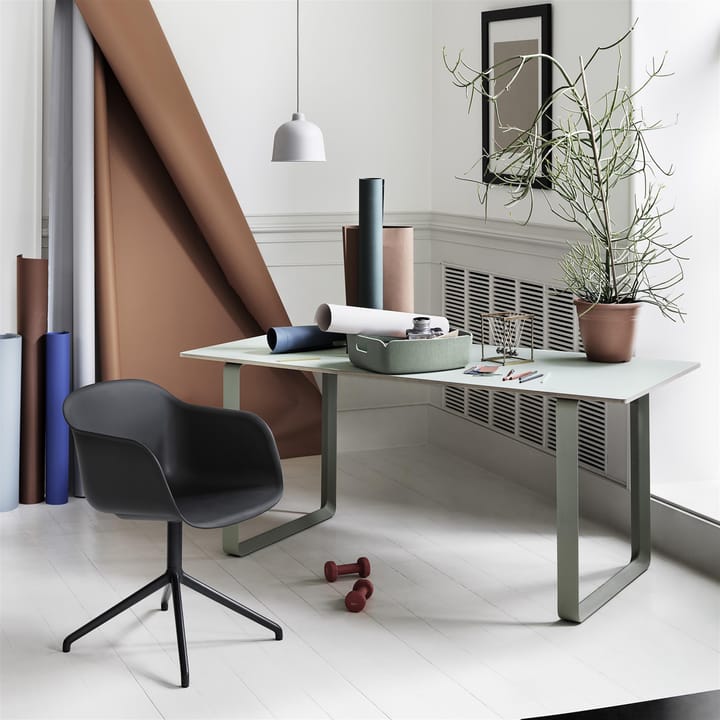 Fiber armchair med dreibar kontorfot, svart Muuto
