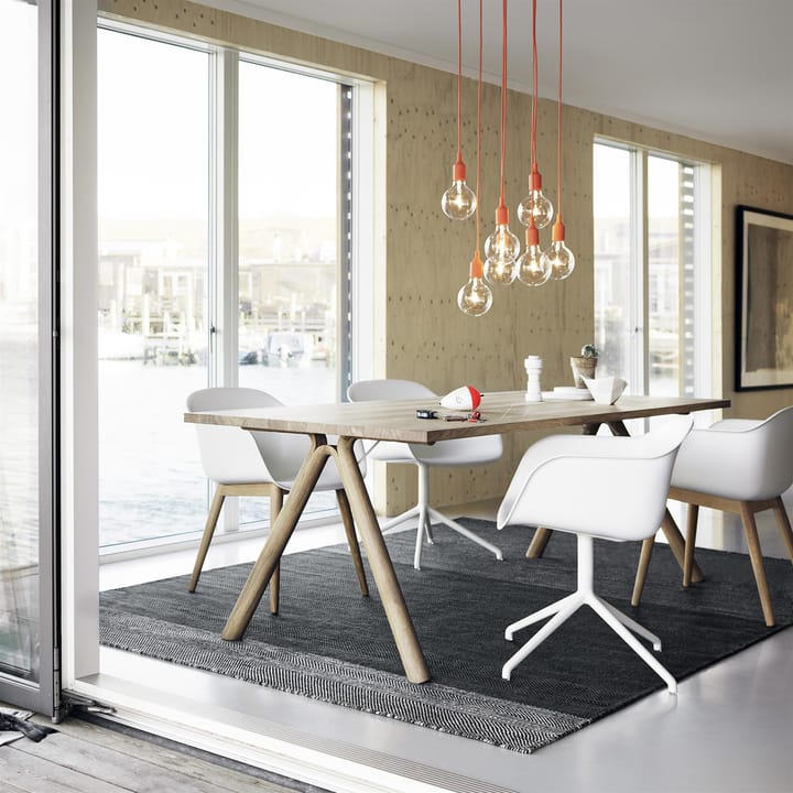 Fiber Chair stol med armstøtte og trebein, hvit-eik Muuto