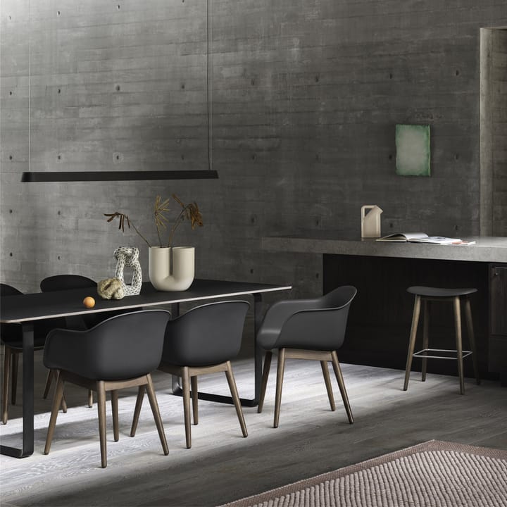 Fiber karmstol treben, skinn stone, brunbeisede eikeben Muuto