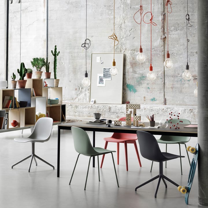 Fiber stol med treben, dusty green, mørkebrunbeisede ben Muuto