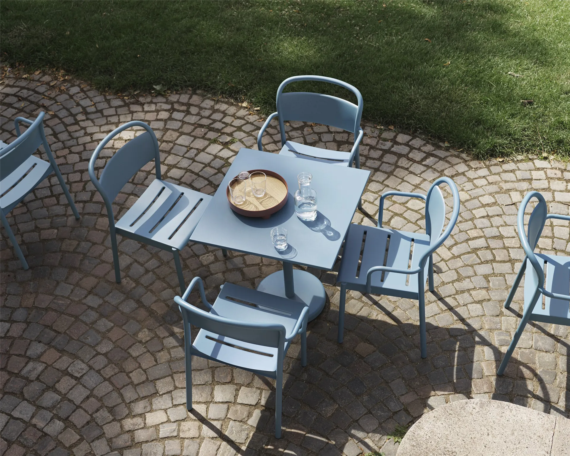 Linear Steel Armchairstol med armlener, Pale blue Muuto