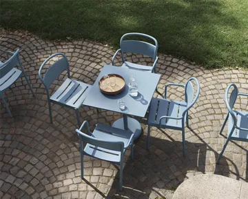 Linear Steel Armchairstol med armlener - Pale blue - Muuto