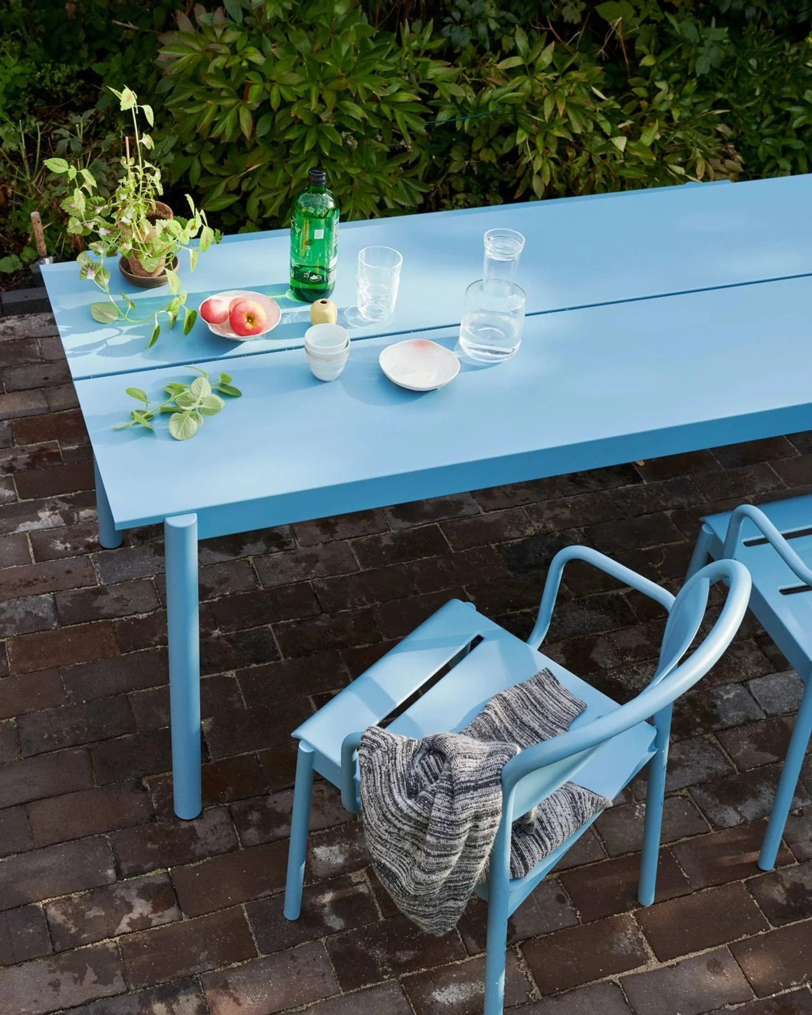 Linear Steel Armchairstol med armlener, Pale blue Muuto
