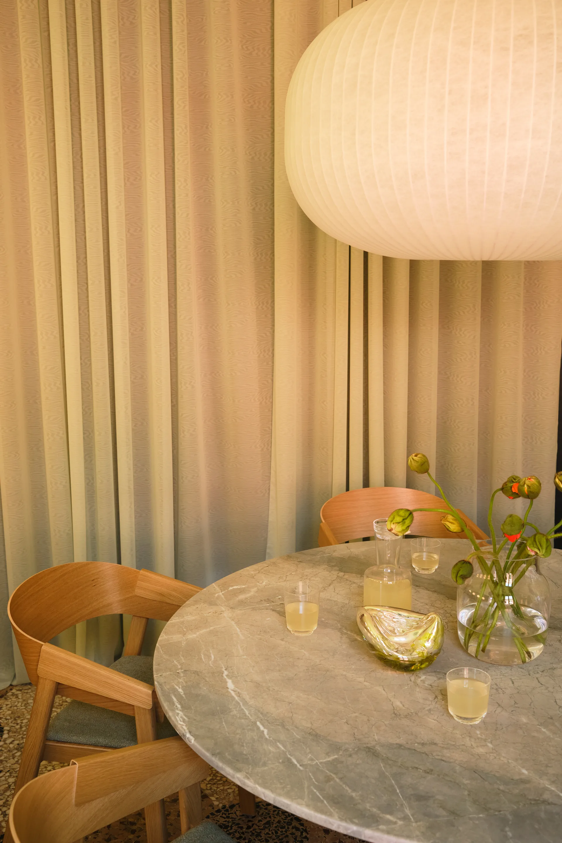 Midst søylebord Ø140 cm, Grey marble-grey Muuto