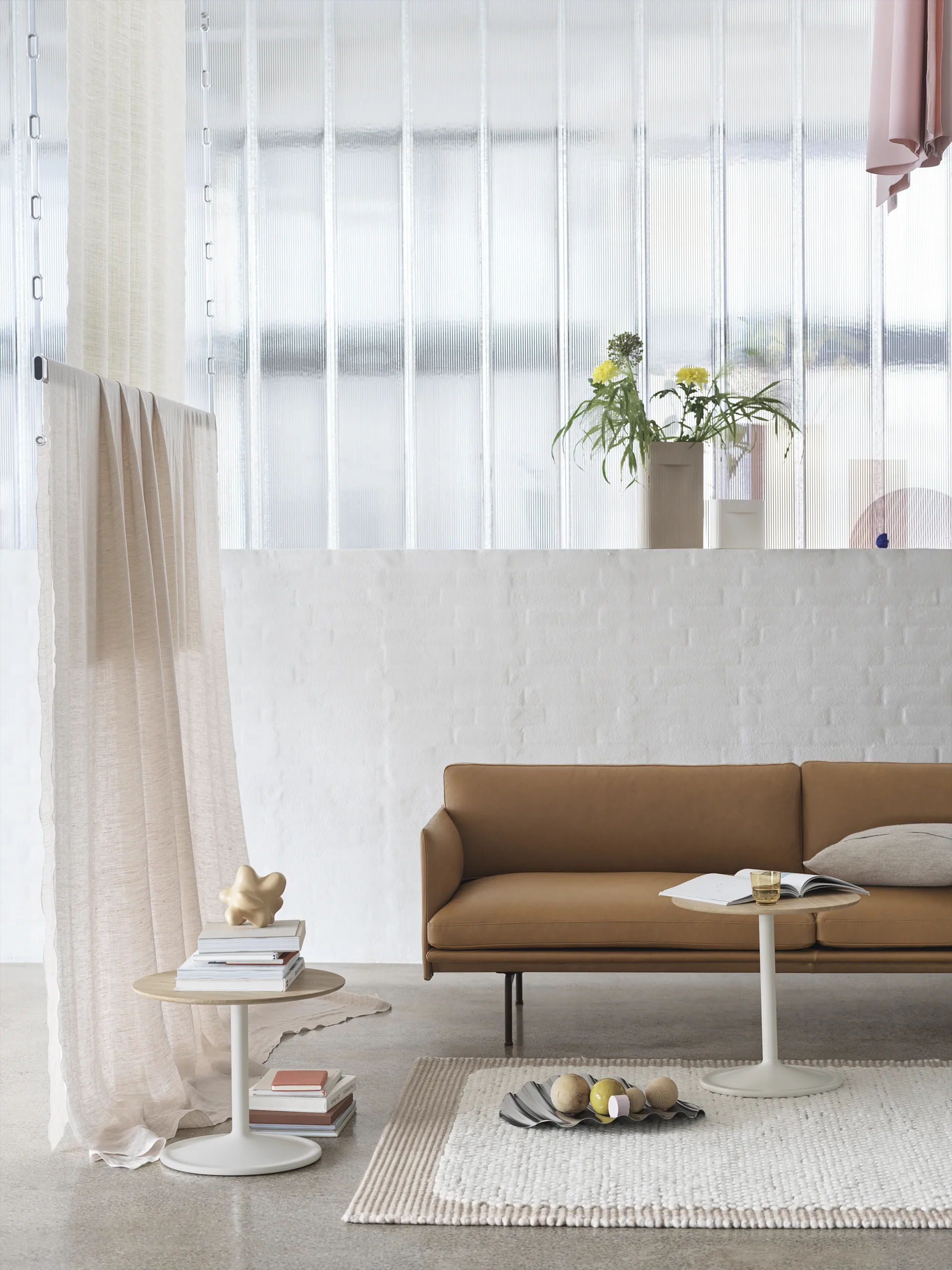 Outline 3,5-seters sofa polished alu, Grace leather Camel Muuto