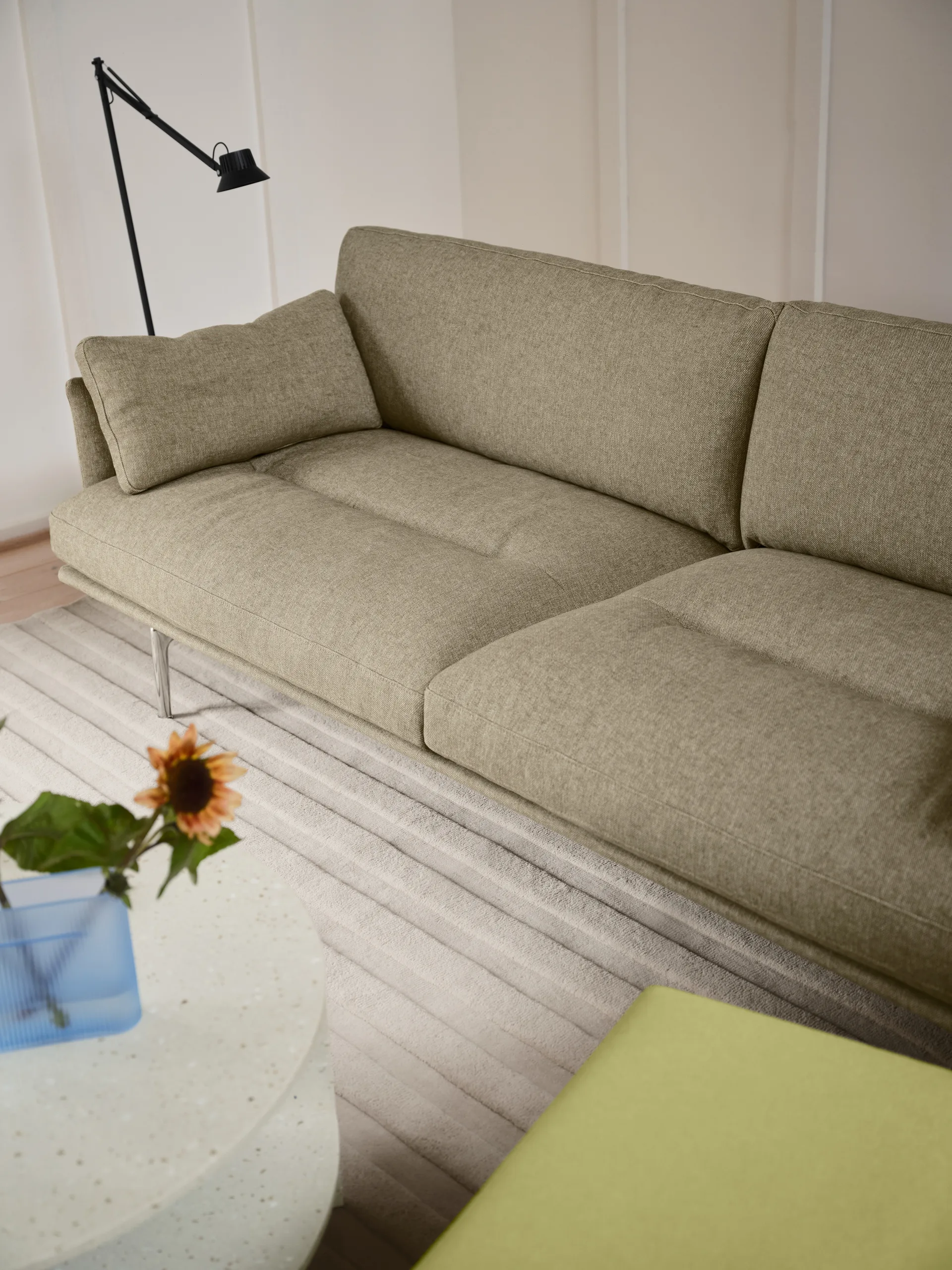 Outline Soft sofa, Clay 15-aluminiumsben, 3-seter Muuto