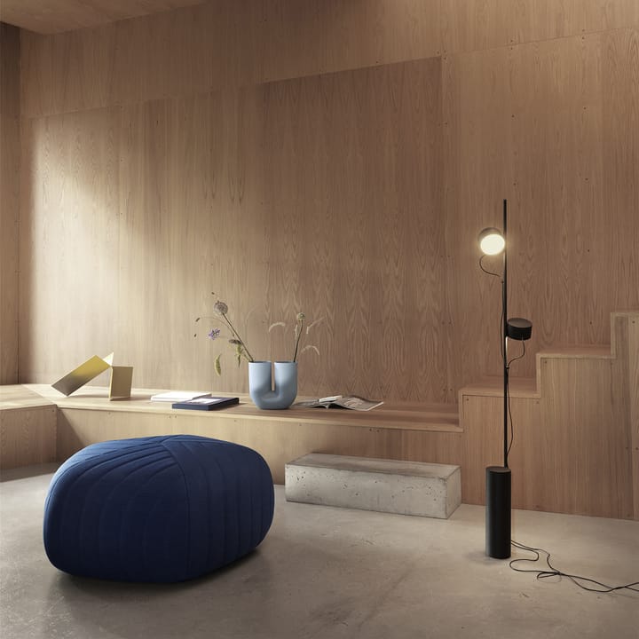 Post gulvlampe, Svart Muuto