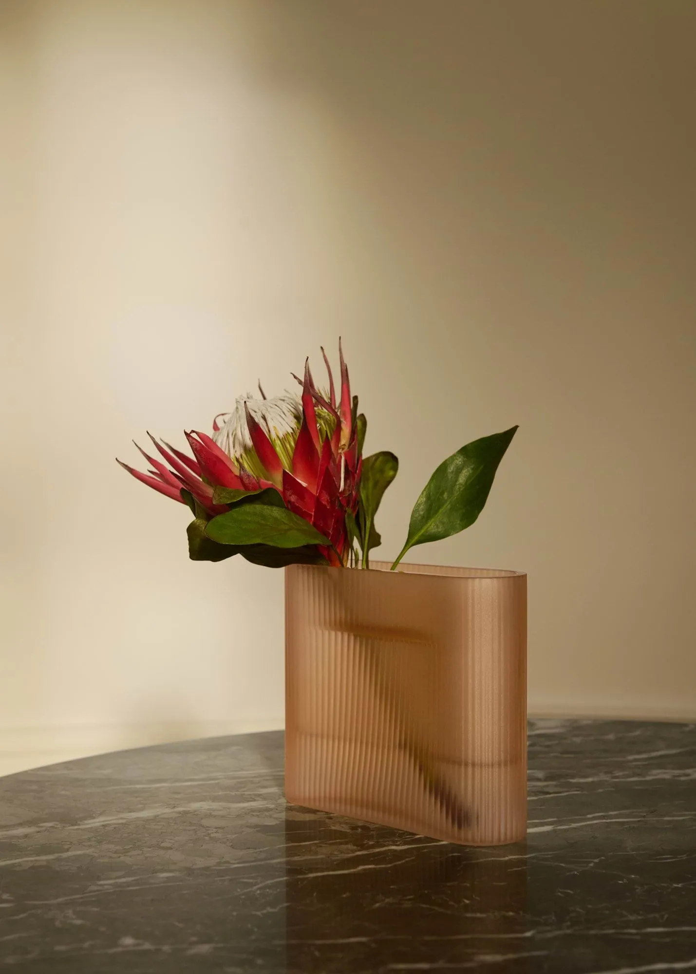 Ridge vase frostat glass 16,5 cm, Lyseoransje Muuto