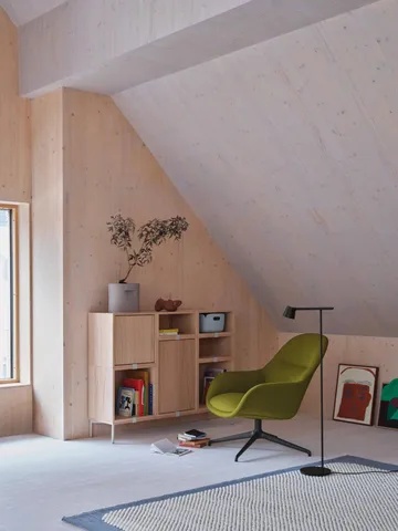 Stacked 2.0 hyller med ryggskive, large - eik - Muuto