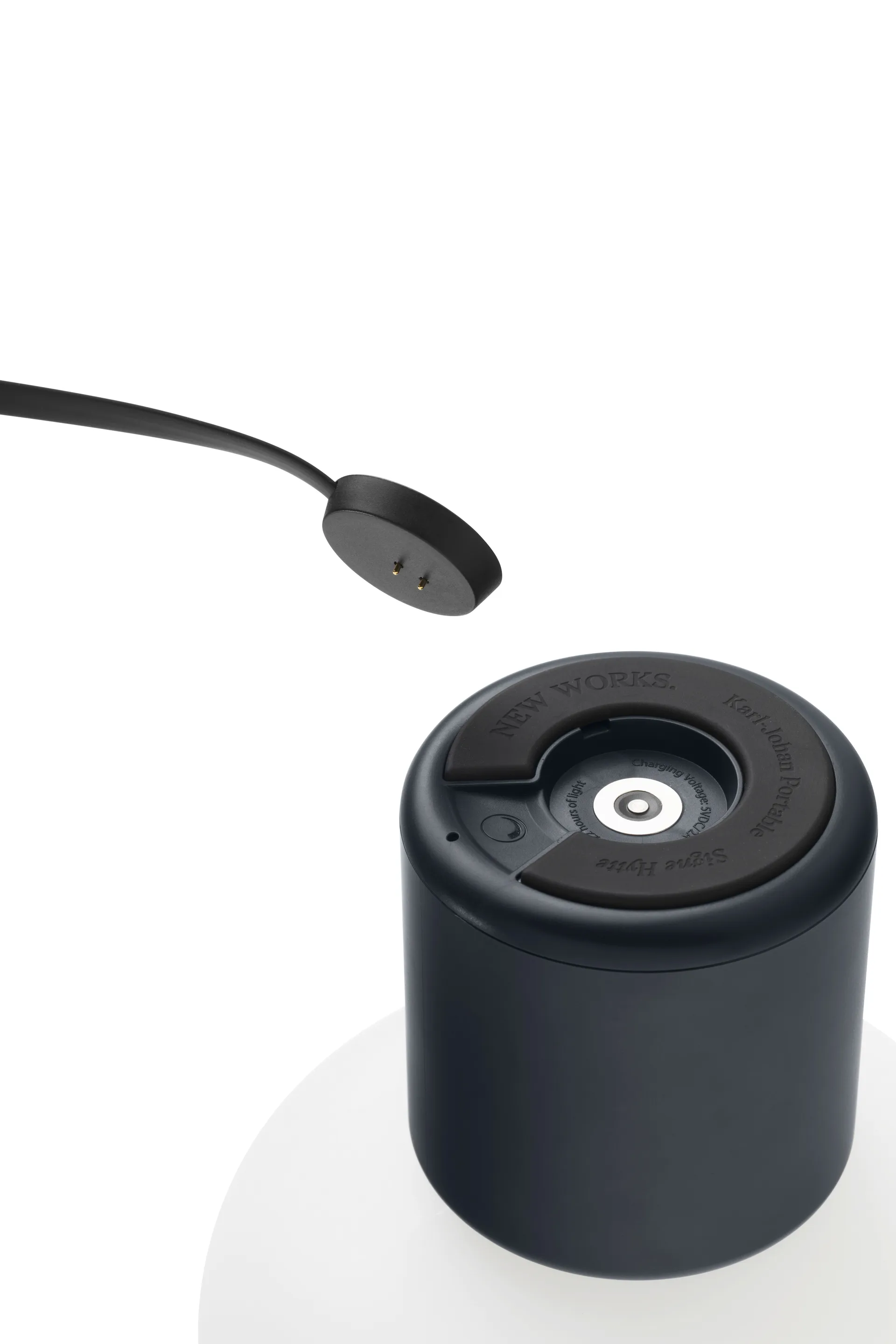 Karl-Johan bordlampe bærbar, Cold black New Works