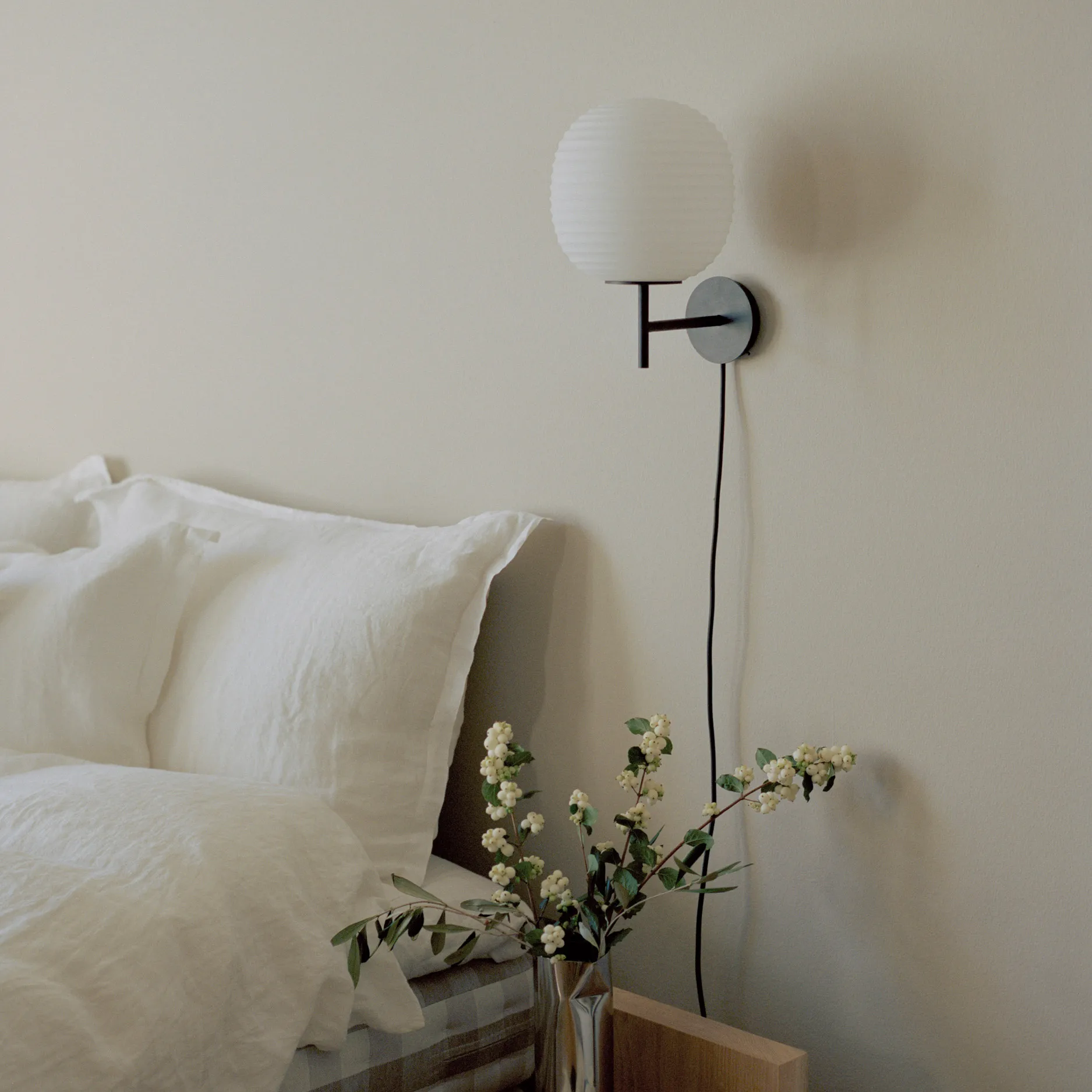 Lantern vegglampe small, Frosted white opal glass New Works