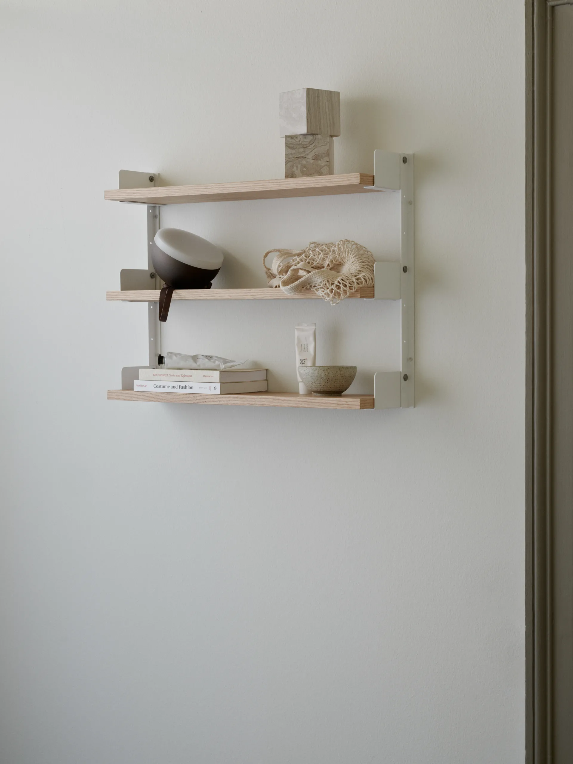 New Works Tea Shelf vegghengt hylle 46x62,5 cm, Eik New Works