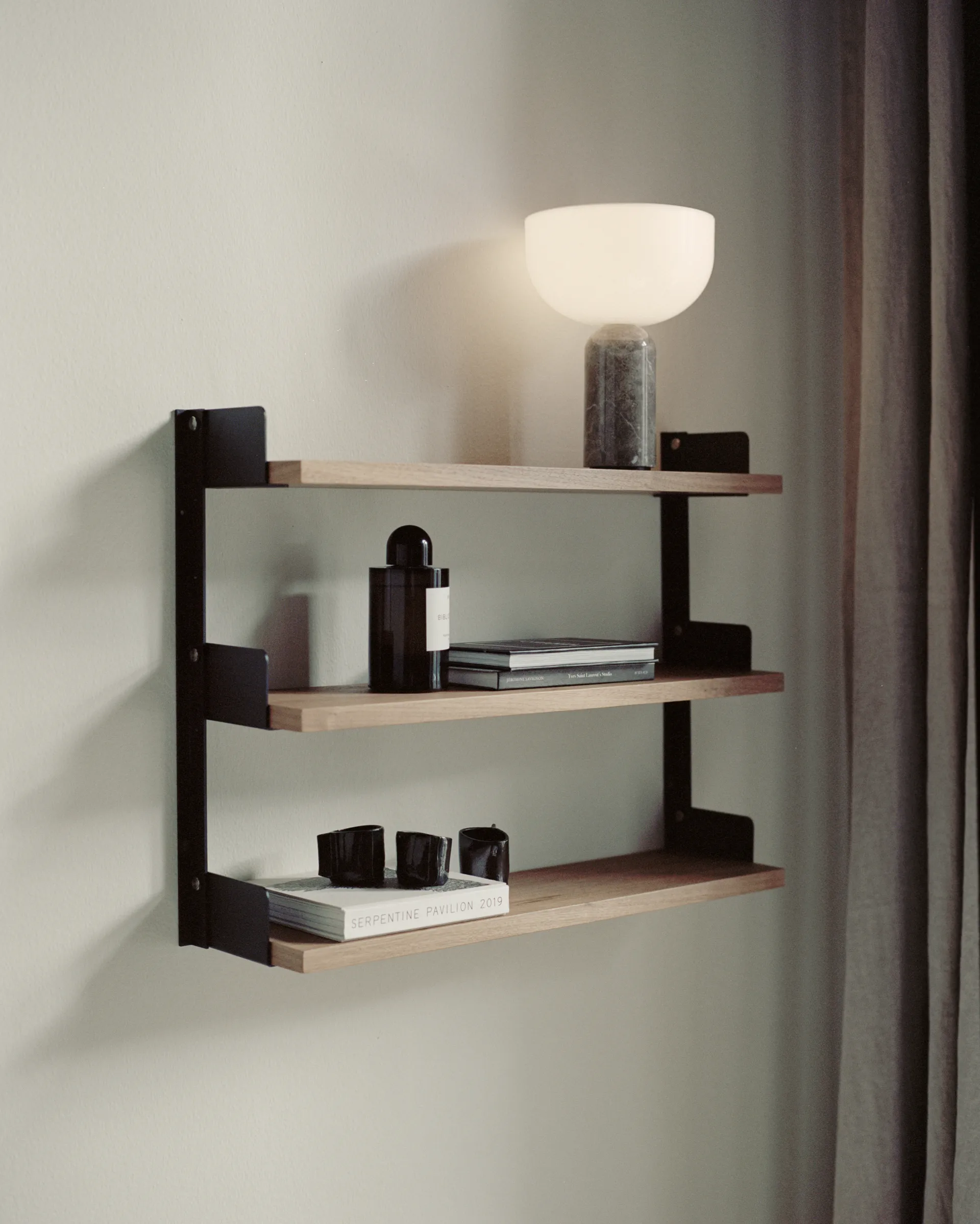 New Works Tea Shelf vegghengt hylle 46x62,5 cm, Valnøtt New Works