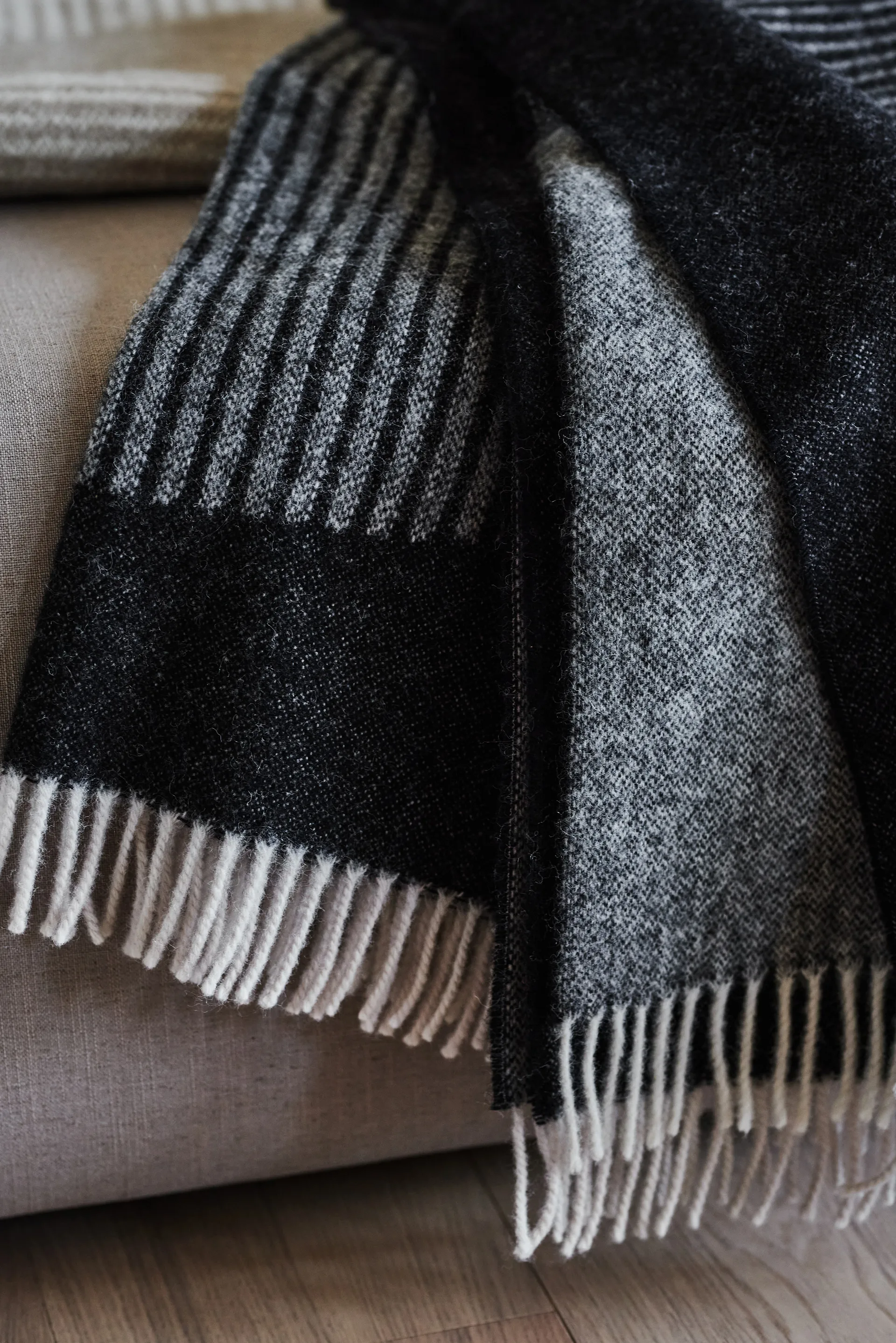 Circles ullpledd 130 x 185 cm, Svart NJRD