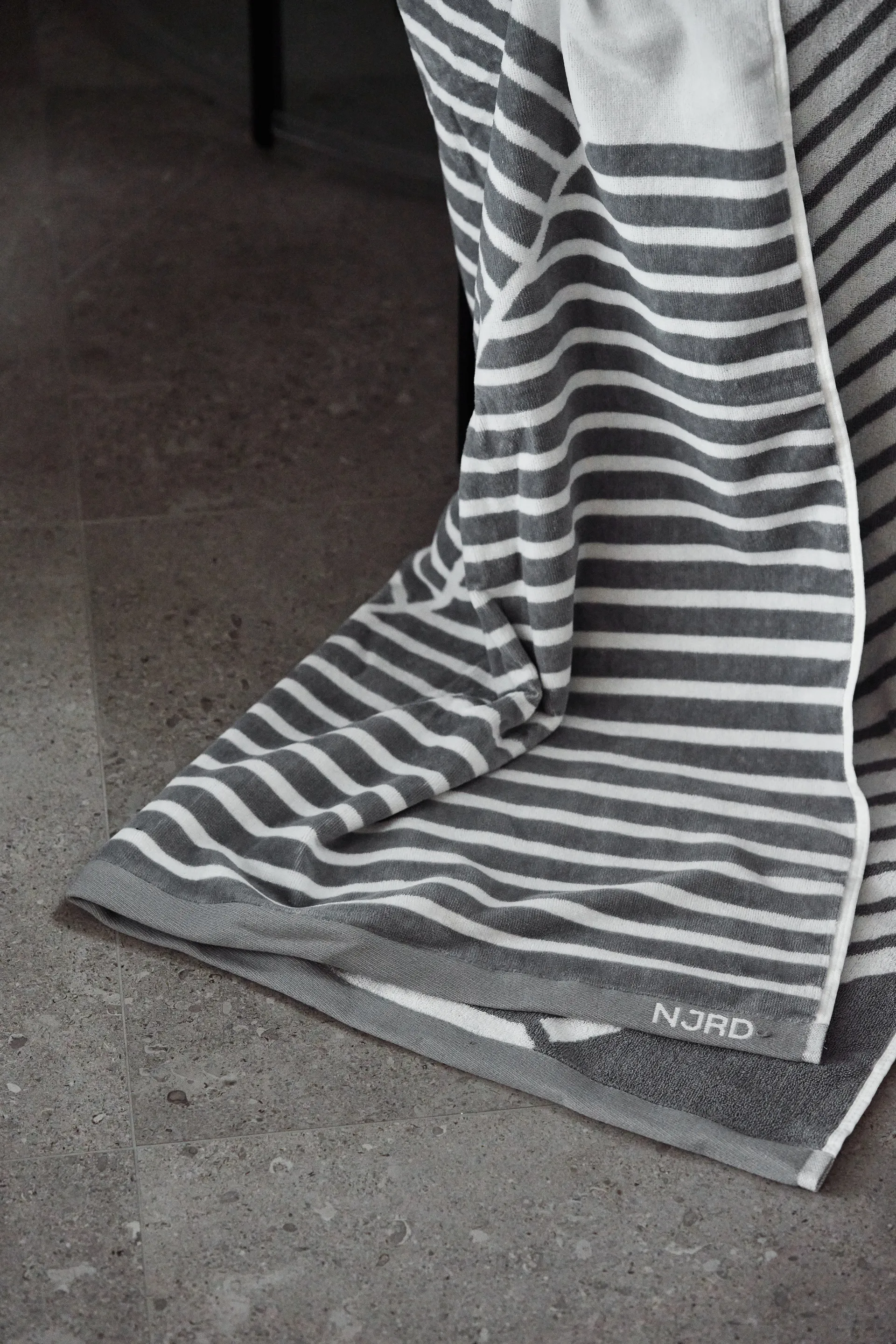 Stripes badehåndkle 100 x 150 cm, Grå NJRD